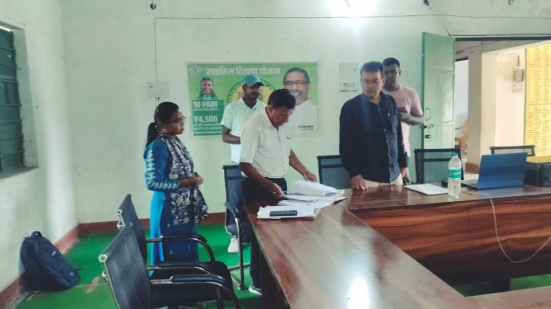 अनुमंडल पदाधिकारी, गोड्डा ने बसंतराय प्रखंड के विभिन्न पंचायतों में आयोजित विशेष पंचायत शिविरों का किया निरीक्षण। ■ आमजनों को त्वरित एवं पारदर्शी तरीके से सरकारी सेवाओं का लाभ उपलब्ध कराने का दिया निर्देश।
