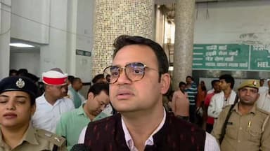 🚨 बदायूं अपडेट | सड़क हादसे में मृतकों की संख्या बढ़कर 6 हुई
बदायूं-मथुरा मार्ग पर ई-रिक्शा और ट्रैक्टर की भीषण टक्कर में मृतकों की संख्या बढ़कर 6 हो गई है। यह दर्दनाक हादसा उझानी कोतवाली क्षेत्र के कछला के पास हुआ, जहां भात मांगने की रस्म में शामिल होने जा रहे लोग हादसे का शिकार हो गए।
जिलाधिकारी बदायूं अवनीश कुमार राय ने छह लोगों की मौत की पुष्टि की है। वहीं, घायलों का उपचार जारी है और प्रशासन पूरी स्थिति पर नजर बनाए हुए है।
🎥 आप भी सुनिए, इस दर्दनाक हादसे को लेकर डीएम बदायूं का आधिकारिक बयान।
#Budaun #BudaunUpdate #BudaunBreaking #RoadAccident #Ujhani #Kachhla #BreakingNews #BudaunNews #UttarPradesh #GanvKaSafarnama