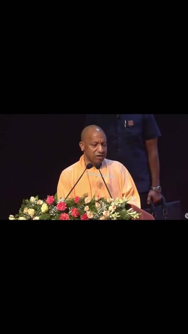 वर्दी में रील बनाने वाले पुलिस कर्मियों को सीएम योगी सर ने दी सख्त नसीहत......
UP पुलिस के जवानों को CM योगी की नसीहत..
हम लोग अक्सर देखते हैं कि,ड्यूटी के दौरान लोग "रील" बनाते रहते हैं!
यह अनुशासनहीनता का एक पार्ट है,उस समय हमें अपनी ड्यूटी के प्रति सजग रहना होगा, न कि रील बनाना होगा..
हमे इस बात को ध्यान रखना है कि हमको जिस कार्य को करना है,उस कार्य के प्रति उतनी ही सतर्कता और गम्भीरता भी होनी चाहिए, तब वह गरिमापूर्ण तरीके से परिणाम दे पाएगा..
कोई ऐसा कार्य नही करना चाहिए, जिससे हमें अनावश्यक हंसी का पात्र बनाये,सिस्टम पर अनावश्यक उंगली उठाने का प्रयास होता है,अपने आप कुछ कर नही सकते,अनावश्यक सिस्टम पर उंगली उठाते हैं लोग!
जिसकी जहां ड्यूटी है,वह कार्य करेगा तो परिणाम अपने आप आएगा,उस परिणाम को लाने के लिए उस टीम भाव के साथ हम सबको आगे बढ़ना होगा...
#YogiAdityanath
