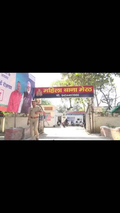 UP- मेरठ के SSP अविनाश पांडेय संडे को मॉर्निंग वॉक करते महिला थाने पहुंच गये. पूरे थाने में सिर्फ एक महिला पुलिसकर्मी मिली, वह भी सो रही थी. SSP ने क्राइम रजिस्टर उठाया और लौट आये. आफिस पहुंचने पर रजिस्टर मांगा तो थाने में गुम रजिस्टर की तलबी से हड़कंप मच गया. CCTV देखने के बाद थानेदार को पता चला कि SSP निरीक्षण कर गये है.
SSP ने 19 लापरवाह महिला पुलिसकर्मियों के जिले के थानों में ट्रांसफर कर दिये है.