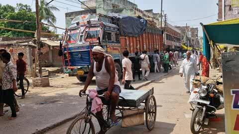 बड़े वाहनों के एंट्री से यातायात पूरी तरह प्रभावित
