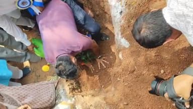 धनवार नगर पंचायत में केंद्रीय विद्यालय उद्घाटन समारोह के दौरान गिरिडीह के उपायुक्त महोदय द्वारा पौधारोपण कार्य किया गया