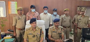 ग्रेटर नोएडा के बादलपुर थाना पुलिस ने जीटी रोड पर चलती कार से फायरिंग कर दहशत फैलाने वाले तीन बदमाशों को गिरफ्तार किया है। पुलिस ने आरोपियों के कब्जे से भारी मात्रा में अवैध हथियार, कारतूस और घटना में इस्तेमाल की गई टोयोटा ग्लैंजा कार बरामद की है।
15 जून को बुलंदशहर से दादरी की ओर जा रही एक कार से फायरिंग की सूचना मिलने पर बादलपुर पुलिस ने कार्रवाई शुरू की। एनटीपीसी रोड के पास घेराबंदी के दौरान बदमाशों ने पुलिस टीम पर फायरिंग कर दी, जिसके बाद तीन आरोपियों को गिरफ्तार कर लिया गया, जबकि दो आरोपी फरार हो गए।
गिरफ्तार आरोपियों की पहचान राहुल, नीतू उर्फ कुलदीप और मनोज उर्फ गुड्डू के रूप में हुई है। पुलिस ने इनके कब्जे से छह अवैध हथियार, 140 जिंदा कारतूस, 19 खोखा कारतूस और घटना में इस्तेमाल की गई कार बरामद की है, पुलिस फरार आरोपियों की तलाश में जुटी