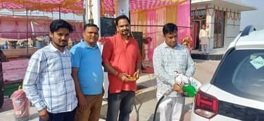 एटा: अवागढ में जे.एस.बी फिलिंग स्टेशन का हुआ भव्य शुभारम्भ
कस्बा अवागढ में जलेसर रोड पर एचपी(हिन्दुस्तान पेट्रोलियम)फिलिंग स्टेशन का सुबह सुन्दरकाण्ड पाठ का आयोजन व हवन-पूजन के साथ किया गया
पैट्रोल पंप का शुभारंभ किसान यूनियन भानु के राष्ट्रीय अध्यक्ष ठाकुर भानूप्रताप सिंह व चैयरमैन अवागढ महेश पाल सिंह द्वारा फीता काटकर व पहले ग्राहकों की मोटरसाइकिल में पैट्रोल डालकर किया गया इस दौरान पूर्व जिला पंचायत सदस्य धर्मपाल सिंह टुल्ल्न भैय्या सहित क्षेत्र के तमाम गणमान्य लोग मौजूद रहे वहीं प्रोपराइटर ठाकुर आर्येन्द्र प्रताप सिंह भट्टा वाले द्वारा सभी आगंतुक अतिथिगण का स्वागत सत्कार किया गया और अपने नवीन फिलिंग स्टेशन के भव्य शुभारंभ के अवसर पर सभी आगंतुकों को जानकारी दी गई और बताया गया कि फिलिंग स्टेशन पर पूरी ईमानदारी के साथ कार्य किया जाएगा व ग्राहकों की संतुष्टि को ही अपना मूल उद्देश्य बताया वही सभी आगंतुक अतिथिगण द्वारा नवीन फिलिंग स्टेशन के शुभारंभ पर बधाई दी गई एवम प्रोपराइटर आर्येन्द्र प्रताप सिंह द्वारा सभी आगंतुक अतिथिगण का आभार व्यक्त किया गया!
इस दौरान भाजपा पूर्व मण्डल अध्यक्ष नवीन दीक्षित,व्यापारी नेता डॉ.संजीव कुमार वार्ष्णेय बंटीबाबू,किसानयूनियनभानू प्रदेशअध्यक्ष योगेशप्रतापसिंह,राष्ट्रीय प्रमुख महासचिव शिवप्रताप सिंह अंशू,किसान यूनियन भानू जिलाध्यक्ष पंकज सिंह,शिक्षक संघ ब्लॉक अध्यक्ष के.पी सिंह,समाज सेवी करन वार्ष्णेय किशू सहित तमाम गणमान्य लोग मौजूद रहे.