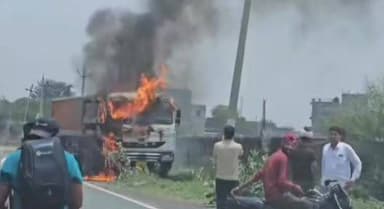 NH-48 पर धूं-धूं कर जला ट्रेलर: पाथरेड़ी पुलिया के पास मची अफरा-तफरी, दमकल की तत्परता से टला महाहादसा!
#Kotputli #NH48 #HighwayAccident #FireAccident #RajasthanNews #BreakingNews