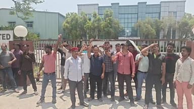 सेलाकुई AGI ग्रीन पैक लिमिटेड के मजदूर बैठे गेट पर, की जबरदस्त नारेबाजी
जानकारी के अनुसार कंपनी यहां से अन्यत्र शिप्ट होने जा रही है और मजदूरों को उनका हिसाब नहीं मिल पा रहा है
उक्त प्रकरण पर श्रम विभाग को सूचना दी जा चुकी है परन्तु फिर भी कोई कार्यवाही नहीं हुई
श्रम विभाग के अधिकारी हुए बेशर्म इसके बाद Ukd आई मजदूरों के समर्थन में
#highlightseveryonefollowers #followerseveryone #NewsUpdate #satpulinews #BreakingNews #UttarakhandNews