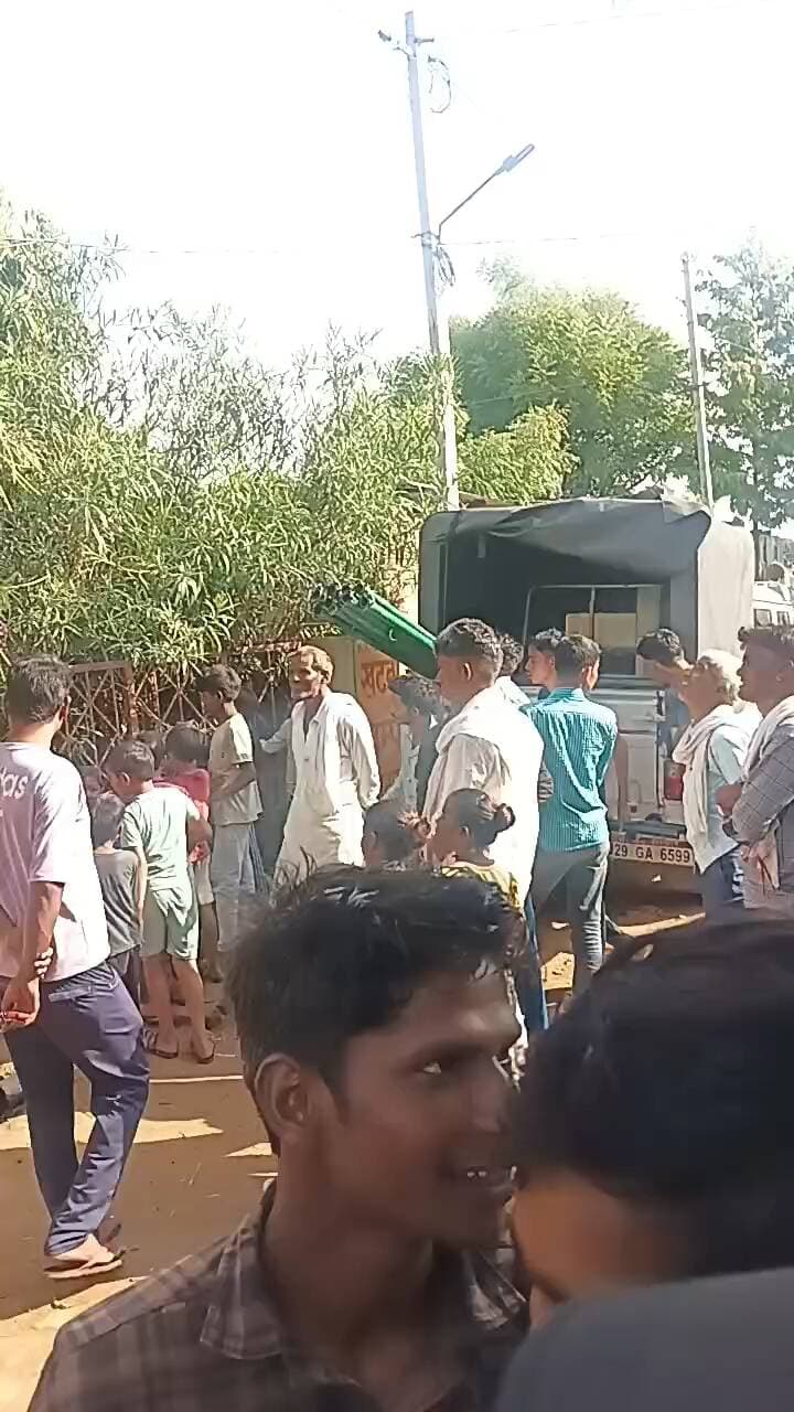 खटवा गाँव में अपनी समस्या को लेकर पानी की टंकी पर चढी महिला