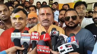 सहारनपुर में प्राचीन गोगामाड़ी स्थल स्थित गोरक्ष गंगा घाट सरोवर को लेकर हिंदू संगठनों ने जिलाधिकारी को ज्ञापन सौंपकर अपनी मांगें रखीं। संगठनों ने आरोप लगाया कि नगर निगम द्वारा गोरक्ष गंगा घाट सरोवर का नाम बदलकर "कपिल फन प्वाइंट" कर दिया गया है, जिससे धार्मिक भावनाएं आहत हो रही हैं। ज्ञापन में सरोवर का मूल नाम बहाल करने, स्थल की पवित्रता बनाए रखने तथा पूजा-अर्चना के समय सुरक्षा व्यवस्था सुनिश्चित करने की मांग की गई। प्रदर्शनकारियों ने आरोप लगाया कि धार्मिक स्थल को पिकनिक स्पॉट में बदला जा रहा है। संगठन पदाधिकारियों ने चेतावनी दी कि यदि उनकी मांगों पर जल्द कार्रवाई नहीं हुई तो बड़ा आंदोलन किया जाएगा तथा आवश्यकता पड़ने पर सहारनपुर जनपद की पांचों सीमाएं भी सील की जाएंगी। जिलाधिकारी ने मामले के परीक्षण और उचित कार्रवाई का आश्वासन दिया है।
#saharanpurnews #gogamhadi #UttarPradesh #BJP4IND #BreakingNews #instagram #tranding
