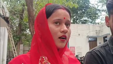प्यार करने वाले पहुंचे एसपी कार्यालय!
छतरपुर जिले के सादनी गांव के एक प्रेमी जोड़े ने अपनी जान को खतरा बताते हुए पुलिस अधीक्षक कार्यालय पहुंचकर सुरक्षा की गुहार लगाई है। दोनों का कहना है कि वे बालिग हैं और अपनी मर्जी से साथ रहना चाहते हैं, लेकिन परिजनों और अन्य लोगों से उन्हें खतरा है।
प्रेमी जोड़े ने एसपी को आवेदन सौंपकर सुरक्षा की मांग की है। अब देखना होगा कि पुलिस प्रशासन इस मामले में क्या कदम उठाता है।
क्या बालिग युवक-युवती को अपनी पसंद से जीवनसाथी चुनने का अधिकार मिलना चाहिए? अपनी राय कमेंट में जरूर बताइए।
#Chhatarpur #LoveMarriage #SPOffice #SadniVillage #MadhyaPradeshNews #ChhatarpurNews #ViralNews #BreakingNews #LoveCouple #MPNews #TrendingNews #NewsUpdate #ViralPost #Everyone #Foryou