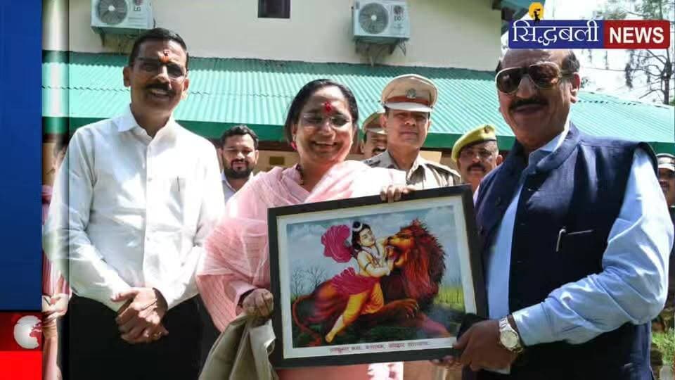वन मंत्री सुबोध उनियाल पहुंचे कोटद्वार। विधायक ऋतु खंडूड़ी ने की जंगल सफारी शुरू करने की माँग।
#news #utrakhand #pauri #Kotdwar