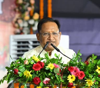 मुख्यमंत्री विष्णु देव साय की गरिमामयी उपस्थिति में नगर पंचायत शिवनंदनपुर के नवनिर्वाचित अध्यक्ष एवं पार्षदों का शपथ ग्रहण समारोह संपन्न हुआ। मुख्यमंत्री ने वार्ड क्रमांक 06 में मंगल भवन निर्माण की घोषणा कर क्षेत्रवासियों को महत्वपूर्ण सौगात दी तथा जनप्रतिनिधियों से विकास, सुशासन और जनसेवा को सर्वोच्च प्राथमिकता देने का आह्वान किया। कार्यक्रम में नवनिर्वाचित अध्यक्ष और पार्षदों ने विधि के अनुरूप शपथ ली।
#शिवनंदनपुर #विष्णुदेवसाय #शपथग्रहण सुशासन #विकास #जनसेवा
@chhattisgarhcmo @dpr.chhattisgarh