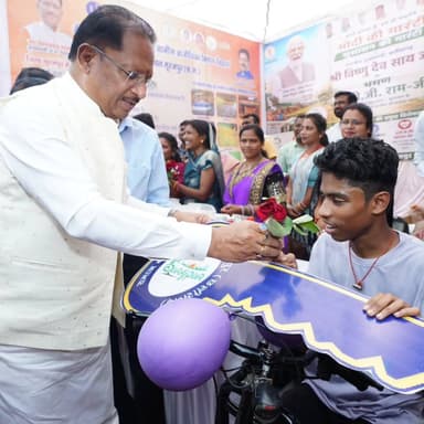 मुख्यमंत्री श्री विष्णु देव साय के हाथों मोटराइज्ड ट्राइसाइकिल प्राप्त कर शिवनन्दनपुर निवासी दिव्यांग छात्र रामू सिंह के चेहरे पर नई उम्मीद और आत्मविश्वास झलक उठा। अब विद्यालय तक पहुंचने के लिए उसे किसी सहारे की आवश्यकता नहीं होगी। शासन की जनकल्याणकारी पहल ने रामू की शिक्षा की राह को और अधिक सुगम बनाते हुए उसे आत्मनिर्भर बनने का नया संबल प्रदान किया है।
#सूरजपुर #दिव्यांगजनसशक्तिकरण #विष्णुदेवसाय #जनकल्याण