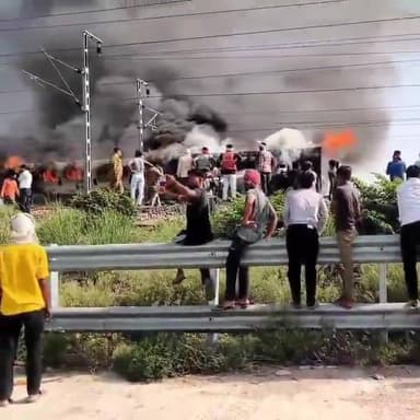 🚨🔥 उत्तर प्रदेश के फिरोजाबाद से बड़ी खबर सामने आ रही है।
रिपोर्ट्स के अनुसार, एक ट्रेन के कोच में आग लग गई, जिससे एक डिब्बा पूरी तरह जल गया। स्थिति को नियंत्रित करने के लिए जले हुए कोच को ट्रेन से अलग कर दिया गया है।
🚒 राहत और बचाव दल मौके पर मौजूद हैं और आवश्यक कार्रवाई जारी है। फिलहाल घटना के कारणों और संभावित नुकसान को लेकर विस्तृत जानकारी का इंतजार किया जा रहा है।
यात्रियों की सुरक्षा सर्वोच्च प्राथमिकता है। 🙏
#Firozabad #TrainFire #UttarPradesh #BreakingNews #IndianRailways #RailwayNews #FireIncident #UPNews #IndiaNews #Emergency #TrendingNews #NewsUpdate
