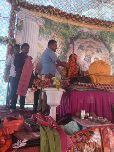 एटा:अवागढ ब्लॉक क्षेत्र के अपनी मूल ग्राम पंचायत रोहिना-मिर्जापुर के कुबेरपुर में चल रही श्रीमद्भागवत कथा ज्ञान यज्ञ में पहुंचकर धर्मलाभ कमाया भगवताचार्य जी से स्वागत कर आशीर्वाद लिया व समाज सेवी दिनेश जी यादव व अनिल जी यादव द्वारा स्मृति चिन्ह भेंटकर सम्मानित किए जाने पर हार्दिक आभार.
जय जय श्री राधे राधे