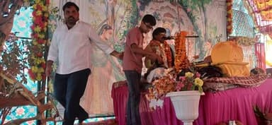 एटा: अवागढ के कुबेरपुर गांव में चल रही श्रीमद्भागवत कथा ज्ञान यज्ञ में कथावाचक ने सुनाई कंसवध व गोवर्धन पूजा का मार्मिक वर्णन सुनाया गया भगवताचार्य अमर व्यास शास्त्री चन्दनपुर वालों के द्वारा सुनाई जा रही है! कंसवध समाज सेवी दिनेश यादव कुबेरपुर व अनिल यादव द्वारा किया गया श्रीमद्भागवत कथा दिनांक 12 जून को कलशयात्रा के साथ शुभारम्भ हुआ था श्रीमद्भागवत कथा सुनने के लिए दूरदराज क्षेत्र से तमाम गणमान्य लोग पहुंच रहे हैं! परीक्षित श्याम सिंह यादव व कमला देवी एवम यज्ञपति भीषमपाल सिंह यादव व सुर्मिला देवी रहे संरक्षक कैप्टन साधौंसिंह यादव रहे स्वागत कर्ता दिनेश यादव,अनिल यादव व विपन यादव रहे और सभी आगंतुकों को स्मृति चिन्ह व पट्टिका पहनाकर स्वागत सत्कार किया गया.