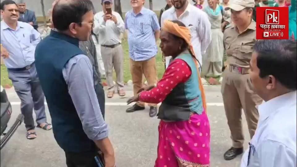 #उत्तरकाशी के डीएम प्रशांत आर्य के सरल स्वभाव ने जीता ग्रामीणों का दिल ❤️
पूर्व में पौड़ी के मुख्य विकास अधिकारी रहे और वर्तमान में उत्तरकाशी के जिलाधिकारी प्रशांत आर्य एक बार फिर अपने सहज, सरल और जनसरोकारों से जुड़े कार्यशैली के कारण चर्चा में हैं।
ग्रामीणों की समस्याओं को गंभीरता से सुनना और उनके त्वरित समाधान के लिए मौके पर ही अधिकारियों को निर्देश देना उनकी कार्यशैली की पहचान बन गया है। एक महिला की समस्या का तत्काल समाधान होने पर उसने भावुक होकर जिलाधिकारी को आशीर्वाद दिया और उनके उज्ज्वल भविष्य की कामना की।
जनता के बीच पहुंचकर समस्याओं का समाधान करने वाले ऐसे अधिकारियों पर लोगों का भरोसा लगातार बढ़ रहा है। प्रशासन और जनता के बीच बेहतर संवाद की यह तस्वीर उत्तरकाशी से सामने आई है।
#Uttarkashi #DMPrashantArya #GoodGovernance #PublicService #Uttarakhand #JanSamvad #ViralNews #SocialMediaPost