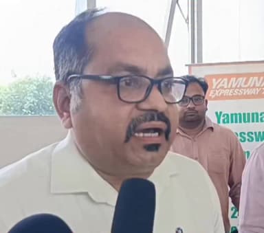मैं अपने शब्द वापस लेता हूं -
यदि किसानों को बुरा लगा तो मैं अपने शब्द वापस लेता हूं।
आनंद ब्रजराज (जेवर टोल महाप्रबंधक)
#JewarTollPlaza #AnandBrajraj #Farmers #Kisan #JewarNews #NoidaNews #GreaterNoida #YamunaExpressway #FarmersIssue #PublicStatement #Apology #UPNews #BreakingNews #LatestNews #JewarUpdates #KisanSamman #NewsUpdate #ViralNews #NoidaInternationalAirport