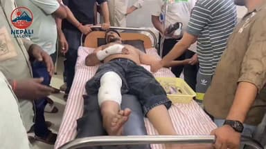 रंगदारी नहीं देने पर बदमाशों ने होटल-संचालक के हाथ-पैर तोड़े : कैंपर से कुचलने का प्रयास; माली समाज ने थाने के बाहर किया प्रदर्शन। जालोर में मंगलवार रात को एक होटल संचालक के साथ मारपीट का मामला सामने आया है। रंगदारी नहीं देने पर कुछ बदमाशों ने युवक की रैकी कर होटल संचालक को कैंपर से कुचलने का प्रयास किया। लाठी-डंडों से मारपीट कर हाथ-पैर तोड़ डाले। इसे लेकर युवक के परिजन और माली समाज के लोग देर रात को कोतवाली थाने के सामने एकत्र होकर प्रदर्शन कर आरोपियों को गि#रफ्तार करने की मांग करने लगे। पीड़ित के पिता मांगीलाल पुत्र गिरधारीलाल माली ने कोतवाली थाने में रिपोर्ट दी है। मांगीलाल ने बताया- उसका पुत्र दिलीप आहोर रोड़ पर स्थित सब्जी मंडी के पास एक होटल का संचालक हैं। चार-पांच दिन पहले उसके बेटे से बदमाश जयपाल सिंह और जय वर्धन सिंह समेत तीन-चार लोगों ने होटल व्यवसाय चलाने के लिए अवैध वसूली (रंगदारी) की मांग की। नहीं देने पर उन्होंने जान से मारने की धमकी दी थी। 16 जून की शाम 7 बजे उसकी मां को हॉस्पिटल में दिखाकर उसको घर छोड़ कर फिर होटल आ रहा था। इस दौरान लेटा ब्रिज के पास पहले घात लगाकर बैठे जयपाल सिंह, जयवर्धन सिंह व खीमसिंह सहित दो से तीन अन्य युवक सफेद रंग की काले शीशे वाली कैम्पर गाड़ी से मेरे पुत्र को बुलेट बाइक को पहले टक्कर मार कर कुचलने का प्रयास किया। दिलीप बाइक समेत नीचे गिर गया तो सभी ने लोहे के पाइप और सरियों से हमला कर उसके दो हाथ ओर एक पैर तोड़ दिया। कानीवाड़ा से आ रहे कुछ लोगों ने युवक को छुड़ाया। इस दौरान युवक का जालोर एक निजी अस्पताल में इलाज चल रहा है। घटना की सूचना पर जालोर में पीड़ित युवक के परिवार के लोग और माली समाज के लोगों ने आरोपियों की गि#रफ्तारी की मांग को लेकर कोतवाली थाने के सामने रात 11 बजे तक प्रदर्शन किया। जिसके बाद थाने में नामजद आरोपियों के खिलाफ लिखित रिपोर्ट दी। इस पर जालोर थानाधिकारी रामेश्वर लाल भाटी ने बताया- पीड़ित के पिता की रिपोर्ट पर मामला दर्ज कर लिया है और आरोपियों की तलाश की जा रही है। वहीं चेतावनी दी कि 24 घंटों में आरोपियों को गि#रफ्तार नहीं किया गया तो माली समाज अपने प्रतिष्ठान और सब्जी मंडी बंद रख कर कलेक्ट्रेट के सामने धरने पर बैठेगा। इस दौरान मौके पर पुलिस की कार्यप्रणाली से नाराज लोगों ने प्रदर्शन करते हुए पुलिस से भी उलझ गए। हालांकि पुलिस की समझाइश के बाद मामला शांत हो गया।