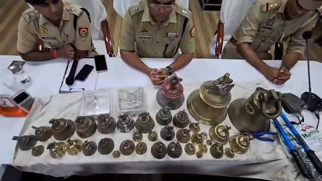 #एटा पुलिस ने मंदिरों से घंटे चोरी करने वाले "घंटा गैंग" का पर्दाफाश करते हुए लाखों रुपये के चोरी किए गए घंटे और अन्य सामान बरामद किए हैं। गिरफ्तार आरोपियों विनोद और योगेश पर आरोप है कि वे मंदिरों की रेकी कर केवल मंदिरों को निशाना बनाते थे। गैंग ने एटा, बुलंदशहर, गाजियाबाद और नोएडा के दर्जनों मंदिरों में चोरी की वारदातों को अंजाम दिया। हाल ही में पिलुआ थाना क्षेत्र के वंथल कुतकपुर गांव के मंदिर से 100 किलो का घंटा, चांदी का मुकुट और छत्र चोरी किया गया था। SSP के निर्देश पर कार्रवाई करते हुए पुलिस ने दोनों आरोपियों को गिरफ्तार कर जेल भेज दिया है। पुलिस अब उनके खिलाफ गैंगस्टर एक्ट के तहत भी कार्रवाई करेगी।
#EtahPolice
#GhantaGangBusted
#TempleTheft
#MandirChori
#EtahBreaking
#UPPolice
#CrimeNews
#PoliceAction
#TempleBellTheft
#EtahNews
#BreakingNews
#ViralNews
#GangsterAct
#JusticeServed
#UPNews