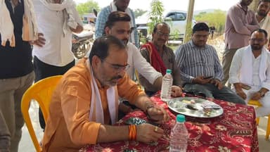 ग्रामीणों की समस्या का मौके पर ही समाधान कर रहे राजनगर विधायक अरविंद पटेरिया
छतरपुर। राजनगर विधानसभा क्षेत्र के विधायक अरविंद पटेरिया इन दिनों क्षेत्र के सघन दौरे पर हैं। दौरे के दौरान वे न सिर्फ जनता से रूबरू हो रहे हैं, बल्कि उनकी समस्याओं का मौके पर ही निराकरण भी कर रहे हैं।
इसी क्रम में आज विधायक पटेरिया ग्राम पंचायत टिकरी के ग्राम कछयाना पहुंचे। यहाँ ग्रामीणों से आत्मीय संवाद के दौरान एक बड़ी समस्या सामने आई। ग्रामीणों ने विधायक को अवगत कराया कि उन्हें राशन प्राप्त करने के लिए करीब 8 किलोमीटर दूर जाना पड़ता है, जिससे विशेष रूप से बुजुर्गों, महिलाओं और जरूरतमंद परिवारों को भारी परेशानी का सामना करना पड़ता है।
जुलाई माह में गाँव में ही खुलेगी राशन दुकान
इस संवेदनशील विषय को गंभीरता से लेते हुए विधायक अरविंद पटेरिया ने बिना देर किए मौके से ही संबंधित अधिकारियों को फोन लगाकर स्थिति से अवगत कराया। उन्होंने अधिकारियों को कड़े निर्देश दिए कि आगामी जुलाई माह से ग्रामीणों को उनके गृह ग्राम (कछयाना) में ही राशन उपलब्ध कराने हेतु वैकल्पिक दुकान खोलने की व्यवस्था सुनिश्चित की जाए।
विधायक पटेरिया ने स्पष्ट शब्दों में कहा, "जनहित से जुड़े हर विषय का त्वरित समाधान हमारी सर्वोच्च प्राथमिकता है। क्षेत्रवासियों को सभी मूलभूत सुविधाएं सहज और सुलभ रूप से उपलब्ध हों, इसके लिए हमारी सरकार और हम निरंतर प्रतिबद्ध हैं।"
#छतरपुर #LatestUpdates #MadhyaPradeshNews @topfans CM Madhya Pradesh Dr Mohan Yadav VD Sharma Collector Office Chattarpur PRO Jansampark Chattarpur Arvind Pateriya