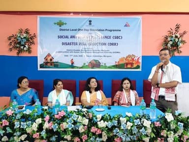 *মৰিগাঁও জিলাত দুৰ্যোগৰ আশংকা হ্ৰাসৰ বাবে সামাজিক আৰু আচৰণগত পৰিৱৰ্তন কৌশল বিষয়ক জিলা পৰ্যায়ৰ প্ৰশিক্ষণ কাৰ্যসূচী সম্পন্ন*
মৰিগাঁও, ১৭ জুন :: অসম ৰাজ্যিক দুৰ্যোগ ব্যৱস্থাপনা প্ৰাধিকৰণৰ সহযোগত মৰিগাঁও জিলা দুৰ্যোগ ব্যৱস্থাপনা প্ৰাধিকৰণৰ উদ্যোগত আজি মৰিগাঁও জিলাৰ আয়ুক্ত কাৰ্যালয়ৰ সমীপৰ কলা বীথিকা প্ৰেক্ষাগৃহত “দুৰ্যোগৰ আশংকা হ্ৰাসৰ বাবে সামাজিক আৰু আচৰণগত পৰিৱৰ্তন কৌশল” বিষয়ক এদিনীয়া জিলা পৰ্যায়ৰ প্ৰশিক্ষণ কাৰ্যসূচী সম্পন্ন হয়।
উক্ত কাৰ্যসূচীত মৰিগাঁও জিলাৰ বিভিন্ন বিভাগৰ মুঠ ৪০ জন অংশগ্ৰহণকাৰীয়ে অংশগ্ৰহণ কৰে। অংশগ্ৰহণকাৰীসকলৰ ভিতৰত স্বাস্থ্য সেৱাৰ যুটীয়া সঞ্চালক, সমগ্ৰ শিক্ষা, অসম, লোকনিৰ্মাণ পথ বিভাগ, জনস্বাস্থ্য কাৰিকৰী বিভাগ, জিলা কৃষি বিষয়াৰ কাৰ্যালয়, পশুপালন আৰু পশুচিকিৎসা বিভাগ, জিলা সমাজ কল্যাণ বিভাগ, জিলা মীন উন্নয়ন বিভাগ, জলসম্পদ বিভাগ, জলসিঞ্চন বিভাগ, অংগনৱাড়ী ছুপাৰভাইজৰ, আশা ছুপাৰভাইজৰ, গাঁও প্ৰধান আৰু জিলাৰ সকলো ৰাজহ চক্ৰৰ আপদা মিত্ৰ স্বেচ্ছাসেৱকসকল উপস্থিত আছিল।
কাৰ্যসূচীটোৰ শুভ উদ্বোধন কৰে মৰিগাঁও জিলাৰ আয়ুক্ত তথা জিলা দুৰ্যোগ ব্যৱস্থাপনা প্ৰাধিকৰণৰ অধ্যক্ষা অনামিকা তেৱাৰীয়ে। উদ্বোধনী ভাষণত তেওঁ দুৰ্যোগৰ সময়ত জনসচেতনতা বৃদ্ধি আৰু সামাজিক-আচৰণগত পৰিৱৰ্তনৰ গুৰুত্ব সম্পৰ্কে মূল্যৱান বক্তব্য আগবঢ়ায়। অনুষ্ঠানত মৰিগাঁও জিলা দুৰ্যোগ ব্যৱস্থাপনা প্ৰাধিকৰণৰ মুখ্য কাৰ্যবাহী বিষয়া তথা অতিৰিক্ত জিলা আয়ুক্ত অনুসূয়া শৰ্মা আৰু সহকাৰী আয়ুক্ত জেবিন গুলনাৰো উপস্থিত থাকে।
প্ৰশিক্ষণত উপস্থিত থাকে মৰিগাঁও ডায়েটৰ প্ৰবক্তা গীতাঞ্জলি ঠাকুৰীয়া। প্ৰশিক্ষণ কাৰ্যসূচীৰ সমল ব্যক্তি হিচাপে উপস্থিত থাকে মৰিগাঁও জিলা দুৰ্যোগ ব্যৱস্থাপনা প্ৰাধিকৰণৰ জিলা প্ৰকল্প বিষয়া ৰঞ্জু শৰ্মা, ভুৰাগাঁও ৰাজহ চক্ৰৰ ক্ষেত্ৰ বিষয়া কলিম উদ্দিন আৰু মায়ং ৰাজহ চক্ৰৰ ক্ষেত্ৰ বিষয়া উমংগ শইকীয়া। লগতে অসম ৰাজ্যিক দুৰ্যোগ ব্যৱস্থাপনা প্ৰাধিকৰণৰ দ্বাৰা মনোনীত নিৰীক্ষণ বিষয়া হিচাপে নগাঁও জিলা দুৰ্যোগ ব্যৱস্থাপনা প্ৰাধিকৰণৰ জিলা প্ৰকল্প বিষয়া বিজয়ন্ত গোস্বামীও উপস্থিত থাকে।
প্ৰশিক্ষণৰ অন্তত অংশগ্ৰহণকাৰীসকলৰ পৰা মতামত সংগ্ৰহ কৰা হয়। পাছত মৰিগাঁও জিলা দুৰ্যোগ ব্যৱস্থাপনা প্ৰাধিকৰণৰ মুখ্য কাৰ্যবাহী বিষয়া তথা অতিৰিক্ত জিলা আয়ুক্ত অনুসূয়া শৰ্মাই অংশগ্ৰহণকাৰীসকলৰ মাজত প্ৰমাণপত্ৰ বিতৰণ কৰে। শেষত মৰিগাঁও জিলা দুৰ্যোগ ব্যৱস্থাপনা প্ৰাধিকৰণৰ জিলা প্ৰকল্প বিষয়াগৰাকীয়েও ভাষণ দিয়ে।