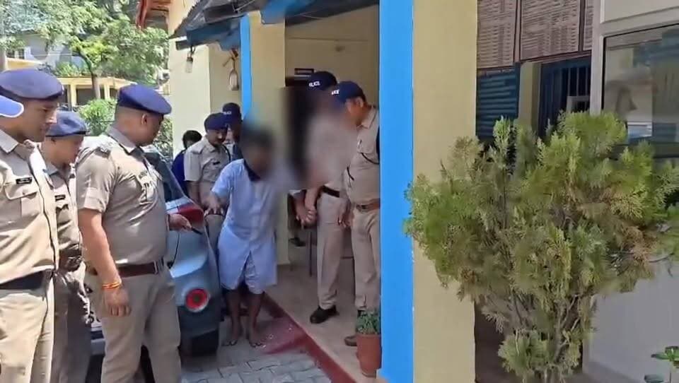 कर्णप्रयाग में तलवारबाजी कांड का खुलासा, हेमकुण्ड साहिब यात्रियों व व्यापारियों के विवाद में 4 आरोपी गिरफ्तार, 4 तलवारें बरामद The Times of uttarakhand
#Karnaprayag #ChamoliPolice #HemkundSahibYatra #UttarakhandPolice #BreakingNews #Chamoli #UttarakhandNews #CrimeNews #PoliceAction #HemkundSahib #Devbhoomi #LawAndOrder #TrendingNews #NewsUpdate #Uttarakhand