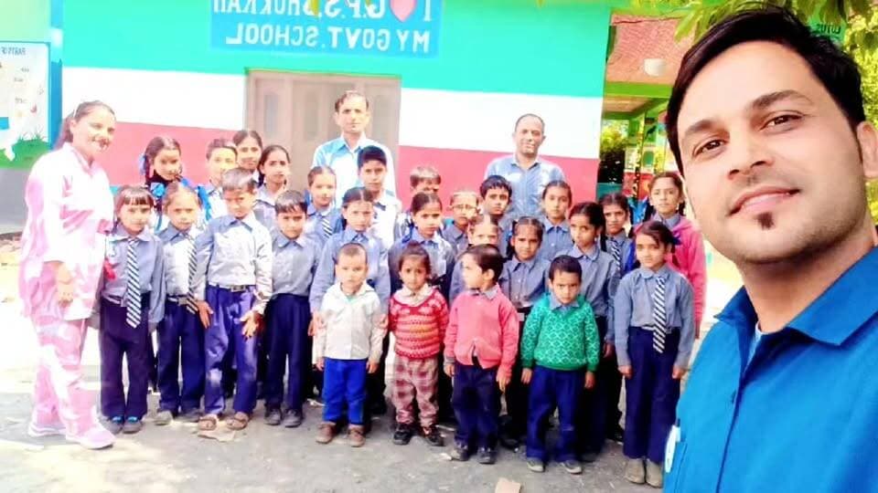 39 साल बाद भी प्राइमरी तक सीमित स्कूल, बच्चों को आज भी तय करना पड़ता है लंबा सफर
बरसों बाद अपने गांव के उस प्राइमरी स्कूल पहुंचने का अवसर मिला, जहां से मैंने भी पांचवीं कक्षा तक शिक्षा प्राप्त की थी। बच्चों से मुलाकात कर पुरानी यादें ताजा हो गईं और उनके साथ समय बिताकर बेहद आनंद आया।
लेकिन एक बात ने हैरान कर दिया। GPS स्कूल शुक्राह स्कूल को खुले हुए लगभग 39 वर्ष हो चुके हैं, फिर भी आज तक इसका दर्जा केवल प्राथमिक विद्यालय का ही है। स्कूल से पांचवीं कक्षा पास करने वाले बच्चों को छठी कक्षा में प्रवेश लेने के लिए लगभग डेढ़ घंटे का सफर तय करना पड़ता है। पहाड़ी और दूरदराज़ क्षेत्र होने के कारण यह सफर छोटे बच्चों के लिए और भी कठिन हो जाता है।
बड़ा सवाल यह है कि आखिर इतने वर्षों बाद भी इस विद्यालय को अपग्रेड क्यों नहीं किया गया? क्या दूरदराज़ क्षेत्रों के बच्चों को बेहतर शैक्षणिक सुविधाएं देने की जिम्मेदारी किसी की नहीं है? लगता है कि आज भी दुर्गम क्षेत्रों के स्कूल विकास की मुख्यधारा से दूर हैं।
स्थानीय लोगों और अभिभावकों ने प्रशासन व शिक्षा विभाग से मांग की है कि बच्चों के भविष्य को ध्यान में रखते हुए इस विद्यालय को जल्द से जल्द उच्चीकृत किया जाए, ताकि उन्हें बेहतर शिक्षा के लिए लंबी दूरी तय न करनी पड़े।
– सुनील पहाड़ी
पहाड़ी न्यूज़ | ग्राउंड रिपोर्ट
#PahadiNews #GroundReport #Education #SchoolUpgrade #Salooni #Chamba #HimachalPradesh #RuralEducation #Students #SchoolNews