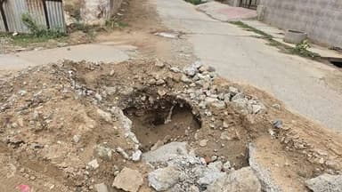 नवलगढ़। कस्बे के गणेशपुरा क्षेत्र में नवलगढ़ पुलिस थाने से सीकर रोड जाने वाले मार्ग पर पिछले 10-15 दिनों से सड़क के बीचों-बीच गड्ढा लोगों के लिए परेशानी का कारण बना हुआ है।
जिससे राहगीरों और वाहन चालकों को आवागमन में कठिनाइयों का सामना करना पड़ रहा है।
क्षेत्रवासियों का कहना है कि रात के समय पर्याप्त संकेतक या सुरक्षा व्यवस्था नहीं होने के कारण दुर्घटना की आशंका बनी रहती है। इस मार्ग से प्रतिदिन बड़ी संख्या में दोपहिया, चारपहिया वाहन और पैदल यात्री गुजरते हैं, ऐसे में खुले गड्ढे से किसी भी समय हादसा हो सकता है।
स्थानीय नागरिकों ने प्रशासन से जल्द से जल्द गड्ढे को भरवाकर सड़क को दुरुस्त कराने की मांग की है। लोगों का कहना है कि यदि समय रहते समस्या का समाधान नहीं किया गया तो कोई बड़ा हादसा हो सकता है!
#ShekhawatiPost #nawalgarh