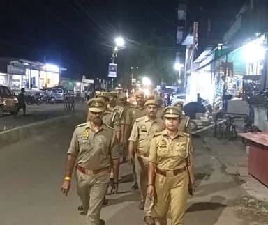पुलिस अधीक्षक महोबा के निर्देशन में आगामी त्यौहार मोहर्रम के दृष्टिगत जनपद में शान्ति/सुरक्षा एवं कानून व्यवस्था को सुदृढ़ बनाये रखने हेतु थाना कोतवाली नगर पुलिस टीम द्वारा थाना क्षेत्रान्तर्गत प्रमुख कस्बा/बाजार व मिश्रित आबादी वाले स्थानों पर पैदल गस्त किया गया तथा संदिग्ध व्यक्तियों/वाहनों के प्रति सघन चेकिंग अभियान चलाया गया व आमजन से संवाद कर सुरक्षा के प्रति आश्वस्त किया गया।
#Footpatrolling #UPPolice