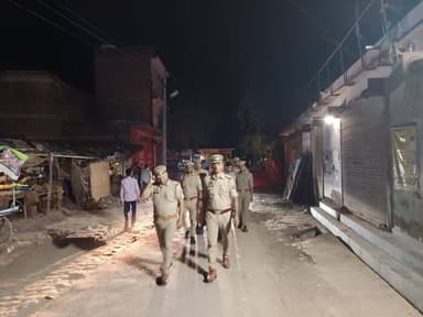 पुलिस अधीक्षक महोबा के निर्देशन में आगामी त्यौहार मोहर्रम के दृष्टिगत जनपद में शान्ति/सुरक्षा एवं कानून व्यवस्था को सुदृढ़ बनाये रखने हेतु थाना खरेला पुलिस टीम द्वारा थाना क्षेत्रान्तर्गत प्रमुख कस्बा/बाजार व मिश्रित आबादी वाले स्थानों पर पैदल गस्त किया गया तथा संदिग्ध व्यक्तियों/वाहनों के प्रति सघन चेकिंग अभियान चलाया गया व आमजन से संवाद कर सुरक्षा के प्रति आश्वस्त किया गया।
#Footpatrolling #UPPolice
