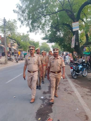 पुलिस अधीक्षक महोबा के निर्देशन में थाना कबरई पुलिस टीम द्वारा आगामी त्यौहार मोहर्रम के दृष्टिगत थानाक्षेत्र में शांति, सुरक्षा एवं कानून-व्यवस्था को सुदृढ़ बनाए रखने हेतु व्यापक स्तर पर पुलिस बल के साथ पैदल गश्त की गई।
🔸इस दौरान कस्बा एवं संवेदनशील क्षेत्रों, भीड़-भाड़ वाले स्थानों, प्रमुख चौराहों, बाजारों एवं ताजिया मार्गों का गहन निरीक्षण किया गया तथा आमजन से संवाद स्थापित कर शांति एवं सौहार्द बनाए रखने की अपील की गई।
🔸संदिग्ध व्यक्ति एवं वाहनों की सघन चेकिंग अभियान चलायी गयी।
#UPPolice