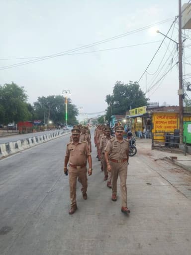 पुलिस अधीक्षक महोबा के निर्देशन में थाना कुलपहाड़ पुलिस टीम द्वारा आगामी त्यौहार मोहर्रम के दृष्टिगत थानाक्षेत्र में शांति, सुरक्षा एवं कानून-व्यवस्था को सुदृढ़ बनाए रखने हेतु व्यापक स्तर पर पुलिस बल के साथ पैदल गश्त की गई।
🔸इस दौरान कस्बा एवं संवेदनशील क्षेत्रों, भीड़-भाड़ वाले स्थानों, प्रमुख चौराहों, बाजारों एवं ताजिया मार्गों का गहन निरीक्षण किया गया तथा आमजन से संवाद स्थापित कर शांति एवं सौहार्द बनाए रखने की अपील की गई।
🔸संदिग्ध व्यक्ति एवं वाहनों की सघन चेकिंग अभियान चलायी गयी।
#UPPolice