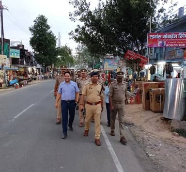 पुलिस अधीक्षक महोबा @shashsinghips के निर्देशन में क्षेत्राधिकारी कुलपहाड़ श्री अनुरुद्ध कुमार द्वारा प्रशासनिक अधिकारियों एवं थाना पनवाड़ी पुलिस टीम के साथ आगामी मोहर्रम पर्व के दृष्टिगत शांति एवं कानून-व्यवस्था सुदृढ़ बनाए रखने हेतु थाना पनवाड़ी क्षेत्र के प्रमुख कस्बों, बाजारों एवं संवेदनशील स्थलों का भ्रमण कर ताजिया मार्गों का निरीक्षण किया गया।
🔸इस दौरान संबंधित अधिकारियों को आवश्यक दिशा-निर्देश दिए गए तथा आमजन से संवाद कर उन्हें सुरक्षा के प्रति आश्वस्त किया गया।
#UPPolice