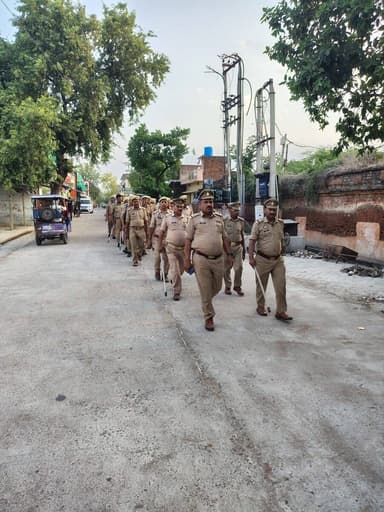पुलिस अधीक्षक महोबा के निर्देशन में थाना चरखारी पुलिस टीम द्वारा आगामी त्यौहार मोहर्रम के दृष्टिगत थानाक्षेत्र में शांति, सुरक्षा एवं कानून-व्यवस्था को सुदृढ़ बनाए रखने हेतु व्यापक स्तर पर पुलिस बल के साथ पैदल गश्त की गई।
🔸इस दौरान कस्बा एवं संवेदनशील क्षेत्रों, भीड़-भाड़ वाले स्थानों, प्रमुख चौराहों, बाजारों एवं ताजिया मार्गों का गहन निरीक्षण किया गया तथा आमजन से संवाद स्थापित कर शांति एवं सौहार्द बनाए रखने की अपील की गई।
🔸संदिग्ध व्यक्ति एवं वाहनों की सघन चेकिंग अभियान चलायी गयी।
#UPPolice