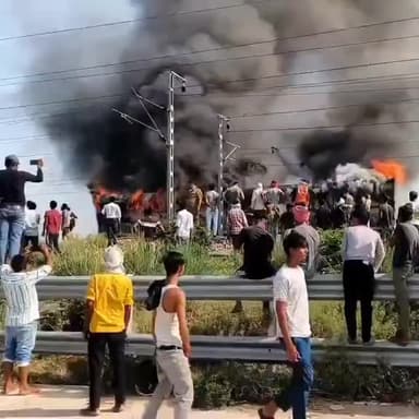 #फिरोजाबाद में ट्रेन के कोच में लगी भीषण आग, राहत-बचाव कार्य जारी #viralvideo #News #reporting/ #awareness
फिरोजाबाद (यूपी)। फिरोजाबाद में एक चलती ट्रेन के कोच में अचानक भीषण आग लग गई। देखते ही देखते आग ने पूरे कोच को अपनी चपेट में ले लिया और कोच पूरी तरह जलकर खाक हो गया। रेलवे और स्थानीय प्रशासन की टीम ने तत्काल मौके पर पहुंचकर जले हुए कोच को ट्रेन से अलग कर दिया।
घटना के बाद यात्रियों में अफरा-तफरी मच गई, हालांकि समय रहते अन्य कोचों को सुरक्षित कर लिया गया। मौके पर दमकल और राहत-बचाव टीमें लगातार कार्य कर रही हैं। फिलहाल आग लगने के कारणों का पता नहीं चल सका है। रेलवे अधिकारियों के अनुसार विस्तृत जानकारी का इंतजार किया जा रहा है।