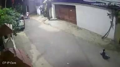 🚨 BIG BREAKING | झारखंड 🚨
रांची के निवारणपुर स्थित RSS के प्रांतीय कार्यालय पर कथित तौर पर दो पेट्रोल बम फेंके जाने की खबर सामने आई है।
रिपोर्ट्स के अनुसार, पेट्रोल से भरी बोतलें परिसर की ओर फेंकी गईं, लेकिन वे फट नहीं सकीं, जिससे किसी प्रकार का नुकसान या जनहानि नहीं हुई। 🙏
घटना CCTV कैमरों में कैद बताई जा रही है और पुलिस संदिग्धों की पहचान कर मामले की जांच में जुटी हुई है। 🚔
घटना के पीछे की वजह और आरोपियों की पहचान को लेकर आधिकारिक जानकारी का इंतजार है।
#Ranchi #Jharkhand #RSS #BreakingNews #RanchiNews #PoliceInvestigation #CCTV #IndiaNews #SecurityAlert #TrendingNews #NewsUpdate #JharkhandNews