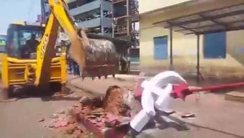 🚨🔥 केरल के कन्नूर में CPM फ्लैग पोस्ट और कथित अवैध रूप से स्थापित संरचनाओं को हटाने की कार्रवाई चर्चा का विषय बन गई है।
रिपोर्ट्स के अनुसार, नगर निगम अधिकारियों ने सार्वजनिक स्थानों पर लगे कुछ CPM फ्लैग पोस्ट और अन्य ढांचों को हटाया। इस कार्रवाई के वीडियो सोशल मीडिया पर तेजी से वायरल हो रहे हैं। 👀
कन्नूर लंबे समय से राज्य की राजनीति का एक महत्वपूर्ण केंद्र माना जाता है, इसलिए इस घटना को लेकर राजनीतिक गलियारों और सोशल मीडिया पर अलग-अलग प्रतिक्रियाएं देखने को मिल रही हैं।
सार्वजनिक भूमि, नियमों और प्रशासनिक कार्रवाई को लेकर बहस लगातार जारी है। 🚩
#Kerala #Kannur #CPM #CPMFlagPost #KeralaPolitics #Politics #BreakingNews #ViralVideo #IndiaNews #TrendingNews #PoliticalNews #NewsUpdate #KeralaNews