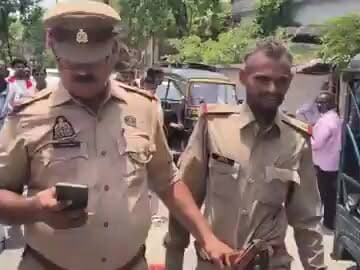 😳🚔 मिर्जापुर कलेक्ट्रेट में पकड़ा गया कथित फर्जी इंस्पेक्टर!
रिपोर्ट्स के अनुसार, उत्तर प्रदेश के मिर्जापुर जिला कलेक्ट्रेट में एक व्यक्ति पुलिस इंस्पेक्टर की वर्दी में घूम रहा था। लेकिन उसके हाव-भाव, वर्दी पहनने के तरीके, सिंगल स्टार, दाढ़ी और हेयरस्टाइल को देखकर लोगों को शक हो गया। 👀
संदेह होने पर मौके पर ही उससे पूछताछ की गई और उसकी पहचान की जांच शुरू कर दी गई। बताया जा रहा है कि जांच के दौरान उसकी सच्चाई सामने आ गई।
यह घटना दिखाती है कि सतर्क नागरिक कई बार बड़ी गड़बड़ियों को समय रहते पकड़ सकते हैं। 🚨
#Mirzapur #UPPolice #FakeInspector #UttarPradesh #BreakingNews #ViralVideo #PoliceUniform #FactCheck #IndiaNews #TrendingNews #NewsUpdate #AlertCitizen
