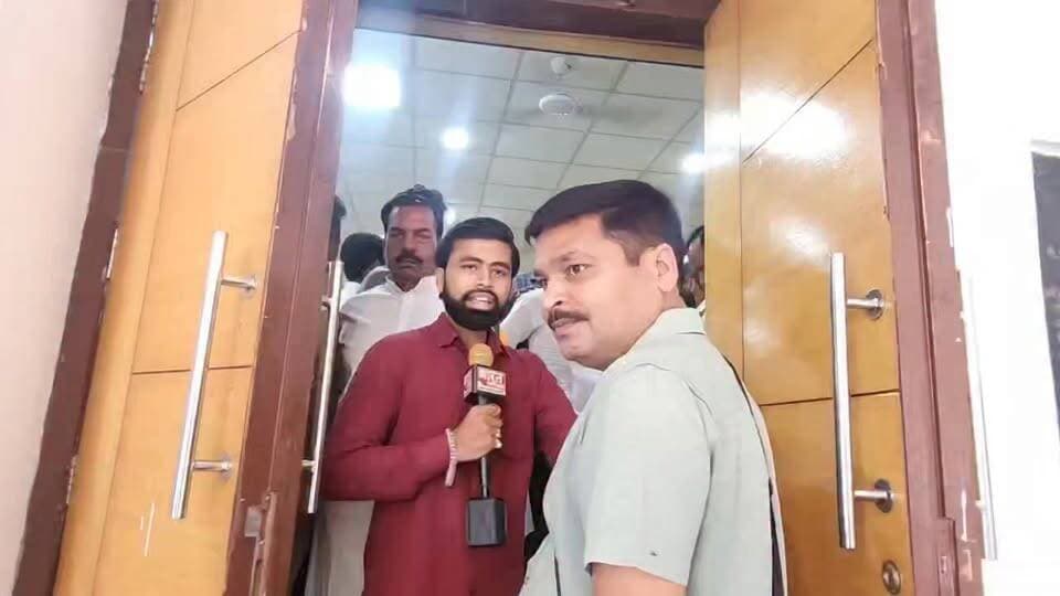 लखीमपुर खीरी में आयोजित विकसित भारत संकल्प सम्मेलन में अजय मिश्रा टेनी ने कहा कि विकसित भारत का लक्ष्य जनभागीदारी से ही साकार होगा, वहीं भाजपा जिलाध्यक्ष अरविंद गुप्ता ने कार्यकर्ताओं से सरकार की योजनाओं और विकसित भारत के संकल्प को जन-जन तक पहुंचाने का आह्वान किया।
#ViksitBharat #AjayMishraTeni #ArvindGupta #LakhimpurKheri #BJP #ViksitBharat2047 #JanBhagidari #UttarPradesh #BharatExpress #HarshGupta #KheriNews