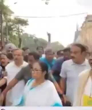 #হকার উচ্ছেদের প্রতিবাদে রাস্তায় মমতা বন্দ্যোপাধ্যায় TMC নেতা কি বললেন? #
