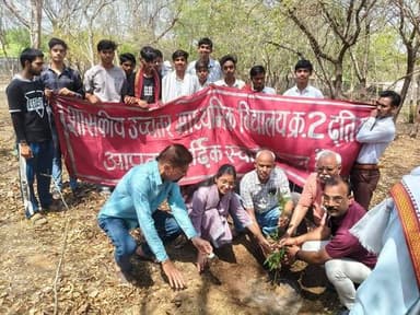 5 जून से 21 जून तक पर्यावरण संरक्षण, स्वच्छता, पौधारोपण एवं योग के प्रति जनजागरूकता हेतु जिले में विशेष अभियान संचालित किया जा रहा है।
अभियान के अंतर्गत विद्यार्थियों एवं शिक्षकों द्वारा पौधारोपण किया गया। वहीं, नगर पालिका दतिया द्वारा शहर के विभिन्न नालों एवं सार्वजनिक स्थलों पर विशेष स्वच्छता अभियान चलाया गया।
#दतिया #CMMadhyaPradesh #JansamparkMP #datia #मध्यप्रदेश
