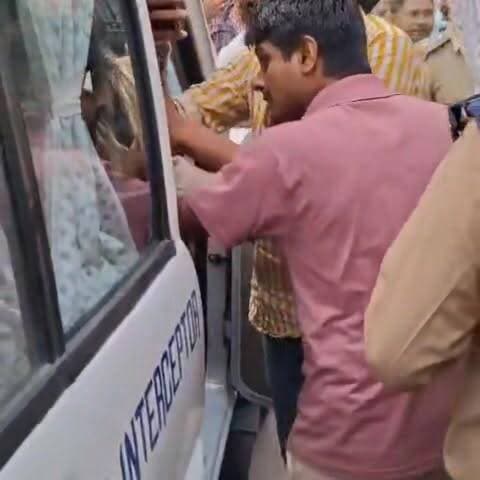 रिश्वत के आरोप के बीच बस कर्मचारी से मारपीट? नोएडा का वीडियो वायरल
परिवहन विभाग के पीटीओ पर गंभीर आरोप, निष्पक्ष जांच की मांग तेज
महामाया फ्लाईओवर पर हुई कथित घटना से विभागीय कार्यप्रणाली पर उठे सवाल
✒️रिपोर्ट स्टेट हेड रोशन लाल श्रीवास्तव एनसीआर
नोएडा। गौतमबुद्ध नगर के नोएडा स्थित महामाया फ्लाईओवर पर परिवहन विभाग के एक अधिकारी और बस कर्मचारी के बीच हुए कथित विवाद का वीडियो सोशल मीडिया पर तेजी से वायरल हो रहा है। वीडियो सामने आने के बाद परिवहन विभाग की कार्यप्रणाली और अधिकारियों के आचरण को लेकर सवाल उठने लगे हैं। हालांकि वायरल वीडियो में लगाए जा रहे आरोपों की स्वतंत्र पुष्टि अभी नहीं हो सकी है और मामले की आधिकारिक जांच की प्रतीक्षा है।
उत्तर प्रदेश के नोएडा में सोमवार सुबह उस समय विवाद खड़ा हो गया जब गोरखपुर से दिल्ली जा रही एक स्लीपर बस को महामाया फ्लाईओवर के पास परिवहन विभाग की चेकिंग टीम ने रोक लिया। प्रत्यक्षदर्शियों के अनुसार चेकिंग के दौरान बस कर्मचारी और परिवहन विभाग के पीटीओ के बीच कहासुनी हो गई।
सोशल मीडिया पर वायरल हो रहे वीडियो में कथित तौर पर बस कर्मचारी के साथ अभद्र व्यवहार और थप्पड़ मारने की घटना दिखाई दे रही है। वायरल पोस्टों में आरोप लगाया जा रहा है कि कथित रिश्वत की मांग पूरी न होने पर विवाद बढ़ा और मामला मारपीट तक पहुंच गया। हालांकि इन आरोपों की अभी तक किसी सक्षम जांच एजेंसी द्वारा पुष्टि नहीं की गई है।
सोशल मीडिया पर वीडियो वायरल
घटना का वीडियो सामने आने के बाद सोशल मीडिया पर लोगों की तीखी प्रतिक्रियाएं देखने को मिल रही हैं। कई लोग निष्पक्ष जांच की मांग कर रहे हैं, जबकि कुछ लोगों का कहना है कि वायरल वीडियो के आधार पर निष्कर्ष निकालने से पहले पूरे मामले की जांच आवश्यक है।
परिवहन विभाग की कार्यप्रणाली पर सवाल
वायरल वीडियो के बाद यह बहस तेज हो गई है कि सड़क परिवहन चेकिंग के दौरान अधिकारियों और कर्मचारियों के बीच व्यवहार की मर्यादा तथा पारदर्शिता कैसे सुनिश्चित की जाए। यदि आरोप सही पाए जाते हैं तो यह मामला विभागीय अनुशासन और जवाबदेही से भी जुड़ सकता है।
जांच के बाद ही सामने आएगी सच्चाई
फिलहाल घटना को लेकर आधिकारिक जांच रिपोर्ट सामने नहीं आई है। ऐसे में वायरल वीडियो और सोशल मीडिया दावों के आधार पर किसी भी पक्ष को दोषी ठहराना उचित नहीं होगा। जांच के बाद ही पूरे घटनाक्रम की वास्तविक स्थिति स्पष्ट हो सकेगी।
नोएडा में सामने आई इस घटना ने प्रशासनिक जवाबदेही, पारदर्शिता और सार्वजनिक सेवाओं में आचरण संबंधी मानकों को लेकर नई बहस छेड़ दी है। अब सभी की निगाहें इस बात पर टिकी हैं कि संबंधित विभाग मामले की जांच किस प्रकार करता है और यदि कोई अनियमितता पाई जाती है तो उसके खिलाफ क्या कार्रवाई की जाती है।
🟥 ND NEWS की अपील
🔹 सभी सरकारी विभागों में पारदर्शिता, जवाबदेही और सम्मानजनक व्यवहार को सर्वोच्च प्राथमिकता दी जानी चाहिए।
🔹 किसी भी शिकायत या आरोप की निष्पक्ष एवं समयबद्ध जांच होनी चाहिए ताकि जनता का विश्वास बना रहे।
🔹 सरकारी अधिकारियों और कर्मचारियों को सेवा आचरण नियमों का पालन करते हुए जनता से संवाद करना चाहिए।
🔹 परिवहन विभाग को चेकिंग प्रक्रिया में बॉडी कैमरा, डिजिटल रिकॉर्डिंग और पारदर्शी व्यवस्था को बढ़ावा देना चाहिए।
🔹 नागरिकों से भी अपील है कि किसी घटना का वीडियो साझा करते समय अफवाहों से बचें और सत्यापित जानकारी को ही प्रसारित करें।
"पारदर्शी प्रशासन और जवाबदेह व्यवस्था ही लोकतंत्र की सबसे बड़ी ताकत है।"
👇👇
@UPGovt
@InfoDeptUP
@UPTransportDept
@myogiadityanath
@CMOfficeUP
@ChiefSecyUP
@dmgbnagar
@noidatraffic
@Uppolice
@noidapolice
👇👇
#NDNews #दैनिकनिष्पक्षधारा #Noida #GautamBuddhNagar #TransportDepartment #ViralVideo #BreakingNews #UPNews #PublicAccountability #RoadTransport
#नोएडा #परिवहन_विभाग #उत्तरप्रदेश_सरकार #वायरल_वीडियो #जनहित #प्रशासनिक_जवाबदेही #NDNewsChannel #DailyNishpakshDhara
👇👇
🟥 ND NEWS | दैनिक निष्पक्ष धारा
मुख्य संपादक / संस्थापक: राजन सिंह हाड़ा
सह-संपादक: शालिनी सिंह भदौरिया
✒️ रिपोर्ट : स्टेट हेड रोशन लाल श्रीवास्तव एनसीआर
📍 कार्यालय-3: U158, हीरा स्वीट्स के पास, विकास मार्ग, लक्ष्मी नगर, पूर्वी दिल्ली, पिन कोड – (110092) (NCR)
📍 कार्यालय-2: विधानसभा रोड, बर्लिंगटन चौराहा, लखनऊ (226001) (UP)
📍 कार्यालय-1: 1/1 अटल बिहारी चौराहा, नियर बर्मा चौराहा, फतेहपुर (212601) (UP)
📅 दिनांक: 18 जून 2026
📆 दिन: गुरुवार
📧 Email: ndnewschannel@gmail.com
📞 मोबाइल: 9696119696