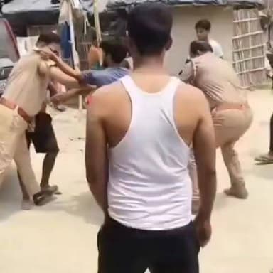 विवाद की सूचना पर पहुंची पुलिस से बदसलूकी, वीडियो वायरल
कुशीनगर में पुलिस टीम से अभद्रता का मामला, तीन आरोपी गिरफ्तार
वायरल वीडियो के बाद पुलिस की त्वरित कार्रवाई, अन्य आरोपियों की तलाश जारी
✒️रिपोर्ट नागेंद्र पांडये
कुशीनगर। उत्तर प्रदेश के कुशीनगर जिले में विवाद की सूचना पर पहुंची पुलिस टीम के साथ कथित बदसलूकी का मामला सामने आया है। घटना का वीडियो सोशल मीडिया पर वायरल होने के बाद पुलिस प्रशासन हरकत में आया और मामले में तीन लोगों को गिरफ्तार कर लिया गया। पुलिस का कहना है कि घटना में शामिल अन्य आरोपियों की पहचान कर उनकी गिरफ्तारी के प्रयास किए जा रहे हैं।
कुशीनगर जनपद में कानून व्यवस्था से जुड़ी एक घटना इन दिनों चर्चा का विषय बनी हुई है। प्राप्त जानकारी के अनुसार स्थानीय स्तर पर हुए एक विवाद की सूचना मिलने पर पुलिस टीम मौके पर पहुंची थी। आरोप है कि पुलिस द्वारा स्थिति को नियंत्रित करने और विवाद शांत कराने के प्रयास के दौरान कुछ लोगों ने पुलिस कर्मियों के साथ अभद्र व्यवहार किया।
घटना के दौरान मौजूद लोगों द्वारा बनाया गया वीडियो सोशल मीडिया पर वायरल हो गया, जिसके बाद मामले ने तूल पकड़ लिया। वायरल वीडियो में पुलिस और कुछ लोगों के बीच तीखी नोकझोंक तथा अव्यवस्था जैसी स्थिति दिखाई देने की बात सामने आ रही है।
वायरल वीडियो के बाद पुलिस की कार्रवाई
वीडियो सामने आने के बाद पुलिस अधिकारियों ने मामले का संज्ञान लिया और जांच शुरू की। प्रारंभिक जांच एवं उपलब्ध साक्ष्यों के आधार पर पुलिस ने तीन लोगों को हिरासत में लेकर गिरफ्तार कर लिया है।
पुलिस अधिकारियों के अनुसार, घटना में शामिल अन्य व्यक्तियों की पहचान की जा रही है और उनकी गिरफ्तारी के लिए दबिश दी जा रही है। पुलिस का कहना है कि सरकारी कार्य में बाधा डालने और कानून व्यवस्था प्रभावित करने वालों के खिलाफ सख्त कार्रवाई की जाएगी।
कानून व्यवस्था पर उठे सवाल
घटना के बाद क्षेत्र में चर्चा का माहौल है। प्रशासनिक अधिकारियों का कहना है कि किसी भी परिस्थिति में कानून हाथ में लेना उचित नहीं है। यदि किसी पक्ष को शिकायत है तो उसे कानूनी माध्यम से अपनी बात रखनी चाहिए।
वहीं स्थानीय लोगों का कहना है कि विवादों के दौरान पुलिस और जनता दोनों को संयमित व्यवहार अपनाना चाहिए ताकि स्थिति बिगड़ने से बचाई जा सके।
जांच जारी
पुलिस ने स्पष्ट किया है कि वायरल वीडियो, प्रत्यक्षदर्शियों के बयान और अन्य साक्ष्यों के आधार पर पूरे घटनाक्रम की जांच की जा रही है। जांच पूरी होने के बाद आवश्यक विधिक कार्रवाई की जाएगी।
कुशीनगर की यह घटना कानून व्यवस्था बनाए रखने की चुनौती और नागरिक जिम्मेदारी दोनों को रेखांकित करती है। फिलहाल तीन लोगों की गिरफ्तारी हो चुकी है और अन्य संदिग्धों की तलाश जारी है। मामले की निष्पक्ष जांच के बाद ही पूरे घटनाक्रम की स्पष्ट तस्वीर सामने आ सकेगी।
🟥 ND NEWS की अपील
🔹 पुलिस और जनता दोनों कानून के दायरे में रहकर संवाद और सहयोग की भावना बनाए रखें।
🔹 सरकारी कार्य में बाधा डालना और कानून हाथ में लेना गंभीर अपराध है।
🔹 किसी भी विवाद की स्थिति में हिंसा या अभद्रता के बजाय कानूनी प्रक्रिया का पालन करें।
🔹 सोशल मीडिया पर अपुष्ट जानकारी साझा करने से बचें और केवल आधिकारिक सूचनाओं पर भरोसा करें।
"लोकतंत्र में अधिकारों के साथ कर्तव्यों का पालन भी उतना ही आवश्यक है। कानून का सम्मान ही सुरक्षित और व्यवस्थित समाज की पहचान है।"
👇👇👇
@dgpup
@UPGovt
@RSSorg
@Uppolice
@wpl1090
@RSSgeet
@MIB_India
@PMOIndia
@HMOIndia
@VHPDigital
@CMOUP_RC
@myogioffice
@InfoDeptUP
@CMOfficeUP
@ChiefSecyUP
@MahantYogiG
@ChiefSecyUP
@BajrangDalOrg
@myogiadityanath
@112UttarPradesh
@UPPViralCheck
@UpPolicemitra
@myogiadityanath
@HomeDepttUP
@UPGovt
@kushinagarpol
@ChiefSecyUP
@igrangorakhpur
👇👇
#NDNews #दैनिकनिष्पक्षधारा #Kushinagar #UPPolice #BreakingNews #PoliceAction #ViralVideo #LawAndOrder #PoliceInvestigation
#कुशीनगर_पुलिस #उत्तरप्रदेश_पुलिस #कानून_व्यवस्था #सरकारीकार्यमेंबाधा #NDNewsChannel
👇👇
🟥 ND NEWS | दैनिक निष्पक्ष धारा
मुख्य संपादक / संस्थापक: राजन सिंह हाड़ा
सह-संपादक: शालिनी सिंह भदौरिया
✒️ रिपोर्ट : सहयोगी शिवा गुप्ता के साथ जिला ब्यूरो अजय श्रीवास्तव
📍 कार्यालय-3: U158, हीरा स्वीट्स के पास, विकास मार्ग, लक्ष्मी नगर, पूर्वी दिल्ली, पिन कोड – (110092) (NCR)
📍 कार्यालय-2: विधानसभा रोड, बर्लिंगटन चौराहा, लखनऊ (226001) (UP)
📍 कार्यालय-1: 1/1 अटल बिहारी चौराहा, नियर बर्मा चौराहा, फतेहपुर (212601) (UP)
📅 दिनांक: 18 जून 2026
📆 दिन: गुरुवार
📧 Email: ndnewschannel@gmail.com
📞 मोबाइल: 9696119696