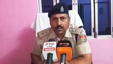 शिकायत पर पहुंचे सिपाही और युवक के बीच मारपीट, वीडियो वायरल
बस्ती के कप्तानगंज क्षेत्र में पुलिसकर्मी पर अभद्रता का आरोप, निलंबन की कार्रवाई
सोशल मीडिया पर वायरल वीडियो के बाद विभागीय जांच शुरू
✒️रिपोर्ट नागेंद्र पांडये
बस्ती। उत्तर प्रदेश के बस्ती जनपद के कप्तानगंज थाना क्षेत्र के भरवलिया गांव का एक वीडियो सोशल मीडिया पर तेजी से वायरल हो रहा है। वीडियो में एक पुलिसकर्मी और युवक के बीच विवाद तथा मारपीट का दृश्य दिखाई दे रहा है। वायरल वीडियो के बाद पुलिस विभाग ने मामले को गंभीरता से लेते हुए संबंधित सिपाही को निलंबित कर विभागीय जांच शुरू कर दी है।
बस्ती जिले के कप्तानगंज थाना क्षेत्र अंतर्गत भरवलिया गांव में पुलिस की कार्यप्रणाली को लेकर एक वीडियो सोशल मीडिया पर चर्चा का विषय बना हुआ है। वायरल वीडियो में एक सिपाही और स्थानीय युवक के बीच कहासुनी के बाद हाथापाई होती दिखाई दे रही है।
प्राप्त जानकारी के अनुसार किसी शिकायत की जांच के लिए पुलिस मौके पर पहुंची थी। इसी दौरान किसी बात को लेकर पुलिसकर्मी और युवक के बीच विवाद हो गया। देखते ही देखते विवाद बढ़ गया और मामला मारपीट तक पहुंच गया।
वीडियो में क्या दिखाई दे रहा है?
सोशल मीडिया पर वायरल हो रहे वीडियो में संबंधित सिपाही युवक को पीटता हुआ दिखाई दे रहा है। वीडियो के कुछ हिस्सों में पुलिसकर्मी युवक के सीने पर लात मारता भी नजर आ रहा है। घटना के दौरान मौजूद लोगों ने पूरी घटना का वीडियो बना लिया, जो बाद में सोशल मीडिया प्लेटफॉर्म्स पर वायरल हो गया।
वायरल वीडियो के बाद पुलिस विभाग हरकत में
वीडियो सामने आने के बाद पुलिस प्रशासन ने मामले का संज्ञान लिया। प्रारंभिक जांच के आधार पर संबंधित सिपाही को तत्काल प्रभाव से निलंबित कर दिया गया है।
पुलिस अधिकारियों का कहना है कि वायरल वीडियो की सत्यता और घटना की परिस्थितियों की विस्तृत जांच कराई जा रही है। जांच रिपोर्ट के आधार पर आगे की विभागीय एवं कानूनी कार्रवाई की जाएगी।
जवाबदेही और पुलिस की छवि पर उठे सवाल
घटना के बाद क्षेत्र में विभिन्न प्रकार की चर्चाएं शुरू हो गई हैं। स्थानीय लोगों का कहना है कि कानून व्यवस्था बनाए रखने वाले कर्मियों से संयम और संवेदनशीलता की अपेक्षा की जाती है। वहीं कुछ लोगों का मानना है कि पूरे मामले की निष्पक्ष जांच के बाद ही किसी अंतिम निष्कर्ष पर पहुंचना उचित होगा।
भरवलिया गांव का यह मामला एक बार फिर पुलिस और जनता के बीच संवाद तथा संवेदनशील व्यवहार की आवश्यकता को रेखांकित करता है। फिलहाल संबंधित पुलिसकर्मी को निलंबित कर दिया गया है और विभागीय जांच जारी है। जांच पूरी होने के बाद ही घटना की परिस्थितियों और जिम्मेदारियों की स्पष्ट तस्वीर सामने आ सकेगी।
🟥 ND NEWS की अपील
🔹 पुलिस और जनता दोनों को कानून के दायरे में रहकर संयमित व्यवहार करना चाहिए।
🔹 किसी भी विवाद की स्थिति में हिंसा के बजाय संवाद और कानूनी प्रक्रिया का सहारा लिया जाए।
🔹 पुलिस विभाग को नियमित रूप से व्यवहारिक प्रशिक्षण एवं जनसंवाद कार्यक्रम संचालित करने चाहिए।
🔹 नागरिकों को भी सरकारी कार्यवाही में सहयोग करना चाहिए तथा कानून हाथ में लेने से बचना चाहिए।
🔹 वायरल वीडियो के आधार पर अफवाह फैलाने के बजाय आधिकारिक जांच रिपोर्ट की प्रतीक्षा करनी चाहिए।
"जनता का विश्वास और कानून का सम्मान, दोनों तभी मजबूत होते हैं जब जवाबदेही और निष्पक्षता साथ-साथ चलें।"
👇👇
@dgpup
@UPGovt
@RSSorg
@Uppolice
@wpl1090
@RSSgeet
@MIB_India
@PMOIndia
@HMOIndia
@VHPDigital
@CMOUP_RC
@myogioffice
@InfoDeptUP
@CMOfficeUP
@UPPRD1948
@ChiefSecyUP
@MahantYogiG
@ChiefSecyUP
@BajrangDalOrg
@myogiadityanath
@112UttarPradesh
@UPPViralCheck
@UpPolicemitra
@UPGovt
@myogiadityanath
@CMOfficeUP
@HomeDepttUP
@bastipolice
@DMBasti
@adgzonegorakhpur
👇👇
#NDNews #दैनिकनिष्पक्षधारा #Basti #Kaptanganj #Bharwaliya #ViralVideo #PoliceAction #BastiPolice #UPPolice #BreakingNews
#बस्ती_पुलिस #कप्तानगंज_थाना #पुलिस_जवाबदेही #उत्तरप्रदेश_पुलिस #NDNewsChannel #DailyNishpakshDhara
👇👇
🟥 ND NEWS | दैनिक निष्पक्ष धारा
मुख्य संपादक / संस्थापक: राजन सिंह हाड़ा
सह-संपादक: शालिनी सिंह भदौरिया
✒️ रिपोर्ट : सहयोगी शिवा गुप्ता के साथ जिला ब्यूरो अजय श्रीवास्तव
📍 कार्यालय-3: U158, हीरा स्वीट्स के पास, विकास मार्ग, लक्ष्मी नगर, पूर्वी दिल्ली, पिन कोड – (110092) (NCR)
📍 कार्यालय-2: विधानसभा रोड, बर्लिंगटन चौराहा, लखनऊ (226001) (UP)
📍 कार्यालय-1: 1/1 अटल बिहारी चौराहा, नियर बर्मा चौराहा, फतेहपुर (212601) (UP)
📅 दिनांक: 18 जून 2026
📆 दिन: गुरुवार
📧 Email: ndnewschannel@gmail.com
📞 मोबाइल: 9696119696