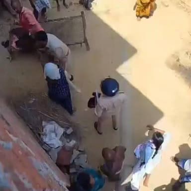 शिकायत पर पहुंचे सिपाही और युवक के बीच मारपीट, वीडियो वायरल
बस्ती के कप्तानगंज क्षेत्र में पुलिसकर्मी पर अभद्रता का आरोप, निलंबन की कार्रवाई
सोशल मीडिया पर वायरल वीडियो के बाद विभागीय जांच शुरू
✒️रिपोर्ट नागेंद्र पांडये
बस्ती। उत्तर प्रदेश के बस्ती जनपद के कप्तानगंज थाना क्षेत्र के भरवलिया गांव का एक वीडियो सोशल मीडिया पर तेजी से वायरल हो रहा है। वीडियो में एक पुलिसकर्मी और युवक के बीच विवाद तथा मारपीट का दृश्य दिखाई दे रहा है। वायरल वीडियो के बाद पुलिस विभाग ने मामले को गंभीरता से लेते हुए संबंधित सिपाही को निलंबित कर विभागीय जांच शुरू कर दी है।
बस्ती जिले के कप्तानगंज थाना क्षेत्र अंतर्गत भरवलिया गांव में पुलिस की कार्यप्रणाली को लेकर एक वीडियो सोशल मीडिया पर चर्चा का विषय बना हुआ है। वायरल वीडियो में एक सिपाही और स्थानीय युवक के बीच कहासुनी के बाद हाथापाई होती दिखाई दे रही है।
प्राप्त जानकारी के अनुसार किसी शिकायत की जांच के लिए पुलिस मौके पर पहुंची थी। इसी दौरान किसी बात को लेकर पुलिसकर्मी और युवक के बीच विवाद हो गया। देखते ही देखते विवाद बढ़ गया और मामला मारपीट तक पहुंच गया।
वीडियो में क्या दिखाई दे रहा है?
सोशल मीडिया पर वायरल हो रहे वीडियो में संबंधित सिपाही युवक को पीटता हुआ दिखाई दे रहा है। वीडियो के कुछ हिस्सों में पुलिसकर्मी युवक के सीने पर लात मारता भी नजर आ रहा है। घटना के दौरान मौजूद लोगों ने पूरी घटना का वीडियो बना लिया, जो बाद में सोशल मीडिया प्लेटफॉर्म्स पर वायरल हो गया।
वायरल वीडियो के बाद पुलिस विभाग हरकत में
वीडियो सामने आने के बाद पुलिस प्रशासन ने मामले का संज्ञान लिया। प्रारंभिक जांच के आधार पर संबंधित सिपाही को तत्काल प्रभाव से निलंबित कर दिया गया है।
पुलिस अधिकारियों का कहना है कि वायरल वीडियो की सत्यता और घटना की परिस्थितियों की विस्तृत जांच कराई जा रही है। जांच रिपोर्ट के आधार पर आगे की विभागीय एवं कानूनी कार्रवाई की जाएगी।
जवाबदेही और पुलिस की छवि पर उठे सवाल
घटना के बाद क्षेत्र में विभिन्न प्रकार की चर्चाएं शुरू हो गई हैं। स्थानीय लोगों का कहना है कि कानून व्यवस्था बनाए रखने वाले कर्मियों से संयम और संवेदनशीलता की अपेक्षा की जाती है। वहीं कुछ लोगों का मानना है कि पूरे मामले की निष्पक्ष जांच के बाद ही किसी अंतिम निष्कर्ष पर पहुंचना उचित होगा।
भरवलिया गांव का यह मामला एक बार फिर पुलिस और जनता के बीच संवाद तथा संवेदनशील व्यवहार की आवश्यकता को रेखांकित करता है। फिलहाल संबंधित पुलिसकर्मी को निलंबित कर दिया गया है और विभागीय जांच जारी है। जांच पूरी होने के बाद ही घटना की परिस्थितियों और जिम्मेदारियों की स्पष्ट तस्वीर सामने आ सकेगी।
🟥 ND NEWS की अपील
🔹 पुलिस और जनता दोनों को कानून के दायरे में रहकर संयमित व्यवहार करना चाहिए।
🔹 किसी भी विवाद की स्थिति में हिंसा के बजाय संवाद और कानूनी प्रक्रिया का सहारा लिया जाए।
🔹 पुलिस विभाग को नियमित रूप से व्यवहारिक प्रशिक्षण एवं जनसंवाद कार्यक्रम संचालित करने चाहिए।
🔹 नागरिकों को भी सरकारी कार्यवाही में सहयोग करना चाहिए तथा कानून हाथ में लेने से बचना चाहिए।
🔹 वायरल वीडियो के आधार पर अफवाह फैलाने के बजाय आधिकारिक जांच रिपोर्ट की प्रतीक्षा करनी चाहिए।
"जनता का विश्वास और कानून का सम्मान, दोनों तभी मजबूत होते हैं जब जवाबदेही और निष्पक्षता साथ-साथ चलें।"
👇👇
@dgpup
@UPGovt
@RSSorg
@Uppolice
@wpl1090
@RSSgeet
@MIB_India
@PMOIndia
@HMOIndia
@VHPDigital
@CMOUP_RC
@myogioffice
@InfoDeptUP
@CMOfficeUP
@UPPRD1948
@ChiefSecyUP
@MahantYogiG
@ChiefSecyUP
@BajrangDalOrg
@myogiadityanath
@112UttarPradesh
@UPPViralCheck
@UpPolicemitra
@UPGovt
@myogiadityanath
@CMOfficeUP
@HomeDepttUP
@bastipolice
@DMBasti
@adgzonegorakhpur
👇👇
#NDNews #दैनिकनिष्पक्षधारा #Basti #Kaptanganj #Bharwaliya #ViralVideo #PoliceAction #BastiPolice #UPPolice #BreakingNews
#बस्ती_पुलिस #कप्तानगंज_थाना #पुलिस_जवाबदेही #उत्तरप्रदेश_पुलिस #NDNewsChannel #DailyNishpakshDhara
👇👇
🟥 ND NEWS | दैनिक निष्पक्ष धारा
मुख्य संपादक / संस्थापक: राजन सिंह हाड़ा
सह-संपादक: शालिनी सिंह भदौरिया
✒️ रिपोर्ट : सहयोगी शिवा गुप्ता के साथ जिला ब्यूरो अजय श्रीवास्तव
📍 कार्यालय-3: U158, हीरा स्वीट्स के पास, विकास मार्ग, लक्ष्मी नगर, पूर्वी दिल्ली, पिन कोड – (110092) (NCR)
📍 कार्यालय-2: विधानसभा रोड, बर्लिंगटन चौराहा, लखनऊ (226001) (UP)
📍 कार्यालय-1: 1/1 अटल बिहारी चौराहा, नियर बर्मा चौराहा, फतेहपुर (212601) (UP)
📅 दिनांक: 18 जून 2026
📆 दिन: गुरुवार
📧 Email: ndnewschannel@gmail.com
📞 मोबाइल: 9696119696