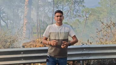 जंगलों में आग लगाने वाले लोग अपनी घटिया हरकतों से नहीं आ रहे बाज ** अज्ञात वाहन चालक ने पुराने कपड़े फेंकें और लगा दी आग ** मंडी पठानकोट राष्ट्रीय राजमार्ग 154 घट्टा के जंगल में लगी भीषण आग पर पाया गया काबू #journalistshivwalia #everyoneactivefollowersシfypシ゚viralシalシ #ForestDepartment #jogindernagar_mandi_himachal