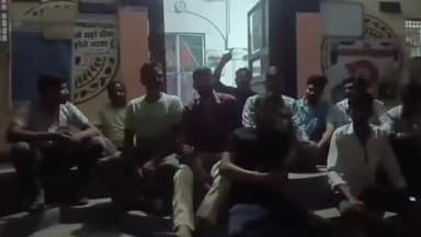 नाहरगढ़ प्राथमिक स्वास्थ्य केंद्र में डिलीवरी मरीज को बिना समुचित जांच के रेफर किए जाने के आरोप पर परिजनों और ग्रामीणों का विरोध प्रदर्शन। स्वास्थ्य व्यवस्थाओं को लेकर उठे गंभीर सवाल।
#नाहरगढ़ #मंदसौर #स्वास्थ्यविभाग #प्राथमिकस्वास्थ्यकेंद्र #विरोधप्रदर्शन डिलीवरीमरीज ग्रामीणआक्रोश मध्यप्रदेशसमाचार YashasviDuniya