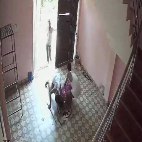रिश्तों में दरार बनी हिंसा की वजह! घर में घुसकर महिला और परिवार पर हमला
लखनऊ में रिश्तेदारों की दबंगई CCTV में कैद, पीड़िता ने पुलिस से लगाई न्याय की गुहार
सरोजनी नगर में कथित जानलेवा हमले से सनसनी, FIR दर्ज कर जांच में जुटी पुलिस
✒️रिपोर्ट नागेंद्र पांडये
लखनऊ। उत्तर प्रदेश की राजधानी लखनऊ के सरोजनी नगर क्षेत्र में पारिवारिक विवाद से जुड़ा एक गंभीर मामला सामने आया है, जहां एक महिला ने अपने रिश्तेदारों पर घर में घुसकर लाठी-डंडों से हमला करने का आरोप लगाया है। घटना का कथित वीडियो सीसीटीवी कैमरे में रिकॉर्ड होने के बाद सोशल मीडिया पर वायरल हो गया है। पीड़िता की शिकायत पर पुलिस ने मामला दर्ज कर जांच शुरू कर दी है।
राजधानी लखनऊ के सरोजनी नगर थाना क्षेत्र अंतर्गत दरोगा खेड़ा स्थित चन्देश्वर आजाद नगर में कथित रूप से रिश्तेदारों द्वारा घर में घुसकर हमला किए जाने का मामला चर्चा का विषय बना हुआ है। पीड़िता पुष्पा यादव (39 वर्ष) ने आरोप लगाया है कि उनकी बड़ी बहन के पुत्र आयुष यादव और अंश यादव अपने कुछ साथियों के साथ उनके घर पहुंचे और मारपीट की घटना को अंजाम दिया।
पीड़िता के अनुसार, हमलावरों ने घर में घुसकर लाठी-डंडों से हमला किया, जिससे परिवार के सदस्यों में दहशत फैल गई। घटना के दौरान घर में लगे सीसीटीवी कैमरे में पूरी वारदात रिकॉर्ड हो गई। वायरल वीडियो में कथित रूप से कुछ लोगों को घर के भीतर घुसते और हंगामा करते देखा जा सकता है।
CCTV देखकर दी कथित धमकी
पीड़िता का आरोप है कि जब आरोपियों को घर में लगे सीसीटीवी कैमरे की जानकारी हुई तो उन्होंने परिवार को गंभीर परिणाम भुगतने की धमकी दी। आरोप है कि पीड़िता, उनकी माता और पिता को जान से मारने की धमकी भी दी गई।
पुलिस ने दर्ज किया मुकदमा
घटना के बाद पीड़िता ने सरोजनी नगर थाने में लिखित शिकायत दर्ज कराई। पुलिस ने शिकायत के आधार पर मामला दर्ज कर जांच शुरू कर दी है। अधिकारियों का कहना है कि वायरल वीडियो सहित सभी उपलब्ध साक्ष्यों की जांच की जा रही है तथा आरोपियों के विरुद्ध नियमानुसार कार्रवाई की जाएगी।
सोशल मीडिया पर वायरल हुआ मामला
घटना का वीडियो सोशल मीडिया प्लेटफॉर्मों पर तेजी से वायरल हो रहा है। स्थानीय लोगों का कहना है कि पारिवारिक विवादों का हिंसक रूप लेना समाज के लिए चिंता का विषय है। वहीं पुलिस का कहना है कि मामले की निष्पक्ष जांच कर तथ्यों के आधार पर आगे की कार्रवाई की जाएगी।
लखनऊ में सामने आया यह मामला केवल एक पारिवारिक विवाद नहीं बल्कि कानून व्यवस्था और सामाजिक संवाद की आवश्यकता को भी रेखांकित करता है। पुलिस जांच के बाद ही घटना की वास्तविक परिस्थितियां स्पष्ट हो सकेंगी। फिलहाल पीड़ित परिवार सुरक्षा और न्याय की उम्मीद लगाए हुए है, जबकि प्रशासन मामले के सभी पहलुओं की जांच में जुटा है।
🟥 ND NEWS की अपील
🔹 पारिवारिक विवादों का समाधान संवाद और कानूनी प्रक्रिया के माध्यम से करें।
🔹 किसी भी परिस्थिति में हिंसा का सहारा न लें।
🔹 घरों और प्रतिष्ठानों में CCTV सुरक्षा व्यवस्था बनाए रखें।
🔹 धमकी, मारपीट या दबंगई की स्थिति में तत्काल पुलिस को सूचना दें।
🔹 पुलिस प्रशासन ऐसे मामलों में त्वरित और निष्पक्ष कार्रवाई सुनिश्चित करे ताकि आम नागरिकों का विश्वास बना रहे।
"रिश्तों की मजबूती संवाद से होती है, हिंसा से नहीं।"
👇👇👇👇👇
@dgpup
@UPGovt
@RSSorg
@Uppolice
@wpl1090
@RSSgeet
@MIB_India
@PMOIndia
@HMOIndia
@VHPDigital
@CMOUP_RC
@myogioffice
@InfoDeptUP
@CMOfficeUP
@UPPRD1948
@ChiefSecyUP
@MahantYogiG
@ChiefSecyUP
@BajrangDalOrg
@myogiadityanath
@112UttarPradesh
@UPPViralCheck
@UpPolicemitra
@UPGovt
@myogiadityanath
@CMOfficeUP
@Uppolice
@lkopolice
@DCPSEastLKO
@InfoDeptUP
@dm_lucknow
👇👇
#NDNews #दैनिकनिष्पक्षधारा #Lucknow #SarojiniNagar #CCTVViral #CrimeNews #UPNews #BreakingNews #FamilyDispute #LucknowPolice
#लखनऊ #सरोजनीनगर #पुष्पायादव #सीसीटीवी #मारपीट #रिश्तेदारोंकाहमला #उत्तरप्रदेश
👇👇
🟥 ND NEWS | दैनिक निष्पक्ष धारा
मुख्य संपादक / संस्थापक: राजन सिंह हाड़ा
सह-संपादक: शालिनी सिंह भदौरिया
✒️ रिपोर्ट : सहयोगी शिवा गुप्ता के साथ जिला ब्यूरो अजय श्रीवास्तव
📍 कार्यालय-3: U158, हीरा स्वीट्स के पास, विकास मार्ग, लक्ष्मी नगर, पूर्वी दिल्ली, पिन कोड – (110092) (NCR)
📍 कार्यालय-2: विधानसभा रोड, बर्लिंगटन चौराहा, लखनऊ (226001) (UP)
📍 कार्यालय-1: 1/1 अटल बिहारी चौराहा, नियर बर्मा चौराहा, फतेहपुर (212601) (UP)
📅 दिनांक: 18 जून 2026
📆 दिन: गुरुवार
📧 Email: ndnewschannel@gmail.com
📞 मोबाइल: 9696119696