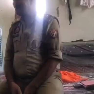 घूसखोरी के आरोप में दरोगा का वीडियो वायरल, विभाग में मचा हड़कंप
चोरी के मुकदमे से नाम हटाने के बदले रिश्वत मांगने का आरोप
जांच पूरी होने तक दरोगा लाइन हाजिर, विभागीय कार्रवाई शुरू
✒️रिपोर्ट यूपी हेड नागेंद्र पांडये
सीतापुर, उत्तर प्रदेश। सीतापुर जिले के अटरिया थाने में तैनात एक उपनिरीक्षक का कथित रूप से रिश्वत लेते हुए वीडियो सोशल मीडिया पर वायरल होने के बाद पुलिस विभाग में हलचल मच गई है। वायरल वीडियो में चोरी के एक मुकदमे से नाम हटाने के बदले धनराशि लेने के आरोप लगाए जा रहे हैं। मामले को गंभीरता से लेते हुए संबंधित उपनिरीक्षक को तत्काल प्रभाव से लाइन हाजिर कर दिया गया है तथा जांच के आदेश दिए गए हैं।
उत्तर प्रदेश के सीतापुर जिले में पुलिस विभाग की कार्यप्रणाली पर सवाल खड़े करने वाला एक मामला सामने आया है। सोशल मीडिया पर वायरल हो रहे एक वीडियो में अटरिया थाने में तैनात उपनिरीक्षक इन्द्रनारायण शुक्ला पर कथित रूप से चोरी के मुकदमे से नाम हटाने के एवज में रिश्वत लेने का आरोप लगाया गया है।
वायरल दावों के अनुसार पहले कथित तौर पर 10 हजार रुपये की मांग की गई थी, जिसके बाद 5 हजार रुपये में सौदा तय होने की बात कही जा रही है। सोशल मीडिया पर प्रसारित वीडियो में कथित लेन-देन को लेकर चर्चाएं तेज हैं और लोग मामले की निष्पक्ष जांच की मांग कर रहे हैं।
वीडियो वायरल होने के बाद विभाग हरकत में
मामले के प्रकाश में आने के बाद सीतापुर पुलिस प्रशासन ने तत्काल संज्ञान लिया। पुलिस विभाग की ओर से जारी जानकारी के अनुसार संबंधित उपनिरीक्षक को तत्काल लाइन हाजिर कर दिया गया है।
साथ ही पूरे प्रकरण की जांच क्षेत्राधिकारी सिधौली को सौंपी गई है। अधिकारियों का कहना है कि जांच रिपोर्ट के आधार पर आगे की विधिक एवं विभागीय कार्रवाई सुनिश्चित की जाएगी।
सोशल मीडिया पर उठे पारदर्शिता के सवाल
वीडियो वायरल होने के बाद सोशल मीडिया पर विभिन्न प्रतिक्रियाएं सामने आ रही हैं। लोगों का कहना है कि यदि आरोप सही पाए जाते हैं तो यह कानून व्यवस्था और पुलिस व्यवस्था की छवि को प्रभावित करने वाला मामला है। वहीं कई लोगों ने निष्पक्ष जांच और दोषियों पर सख्त कार्रवाई की मांग की है।
जांच रिपोर्ट का इंतजार
फिलहाल वीडियो की प्रामाणिकता और आरोपों की पुष्टि जांच के बाद ही हो सकेगी। पुलिस प्रशासन ने स्पष्ट किया है कि पूरे मामले की निष्पक्ष जांच कराई जा रही है और तथ्यों के आधार पर कार्रवाई की जाएगी।
सीतापुर में सामने आया यह मामला सरकारी तंत्र में पारदर्शिता और जवाबदेही की आवश्यकता को एक बार फिर रेखांकित करता है। अब सभी की नजर जांच रिपोर्ट पर टिकी है, जिससे यह स्पष्ट हो सकेगा कि वायरल वीडियो में लगाए गए आरोप कितने तथ्यात्मक हैं और संबंधित अधिकारियों की जिम्मेदारी किस सीमा तक बनती है।
🟥 ND NEWS की जनहित अपील
🔹 भ्रष्टाचार के खिलाफ समाज और प्रशासन दोनों को मिलकर कार्य करना होगा।
🔹 किसी भी सरकारी कर्मचारी द्वारा रिश्वत मांगे जाने पर उसकी शिकायत संबंधित विभाग और सतर्कता इकाइयों से करें।
🔹 बिना सत्यापन के किसी वीडियो या सूचना को वायरल करने से बचें।
🔹 विभागीय जांच पूरी होने तक निष्पक्षता बनाए रखना भी लोकतांत्रिक जिम्मेदारी है।
🔹 पुलिस एवं प्रशासन को पारदर्शी कार्यप्रणाली अपनाकर जनता का विश्वास मजबूत करना चाहिए।
"ईमानदार प्रशासन और जागरूक नागरिक ही भ्रष्टाचार मुक्त समाज की मजबूत नींव हैं।"
👇👇
@Uppolice
@sitapurpolice
@myogiadityanath
@CMOfficeUP
@dgpup
@HomeDepttUP
@InfoDeptUP
@UPGovt
👇👇
#NDNews #दैनिकनिष्पक्षधारा #Sitapur #AteriaThana #UPPolice #ViralVideo #Corruption #BreakingNews #PoliceInvestigation #UttarPradesh
#सीतापुर #अटरिया_थाना #भ्रष्टाचार #वायरल_वीडियो #उत्तरप्रदेश_पुलिस #जनहित #पारदर्शिता #NDNewsChannel #DailyNishpakshDhara #इन्द्रनारायणशुक्ला
👇👇👇
🟥 ND NEWS | दैनिक निष्पक्ष धारा
मुख्य संपादक / संस्थापक: राजन सिंह हाड़ा
सह-संपादक: शालिनी सिंह भदौरिया
✒️ रिपोर्ट : यूपी हेड नागेंद्र पांडये
📍 कार्यालय-3: U158, हीरा स्वीट्स के पास, विकास मार्ग, लक्ष्मी नगर, पूर्वी दिल्ली, पिन कोड – 110092 (NCR)
📍 कार्यालय-2: विधानसभा रोड, बर्लिंगटन चौराहा, लखनऊ – 226001 (UP)
📍 कार्यालय-1: 1/1 अटल बिहारी चौराहा, नियर बर्मा चौराहा, फतेहपुर – 212601 (UP)
📅 दिनांक: 18 जून 2026
📆 दिन: गुरुवार
📧 Email: ndnewschannel@gmail.com
📞 मोबाइल: 9696119696