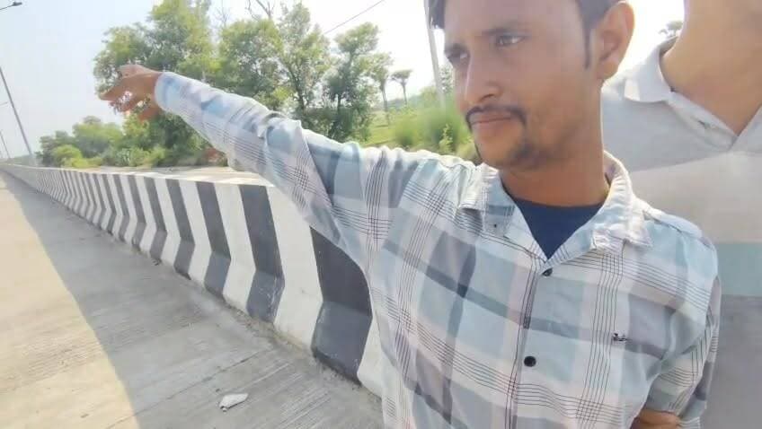 झारखंड से शराब की खेप लेकर नवादा आ रहे तस्कर को उत्पाद विभाग ने पंचगामा ओवरब्रिज के पास दबोचा। 4.5 लीटर विदेशी शराब और बाइक जब्त, आरोपी ने खुद शराब बिक्री की बात कबूली। #Nawada #LiquorSmuggling #ExciseDepartment #BiharNews #CrimeNews #NawadaPolice #LiquorSeized #BreakingNews 🚔🍾